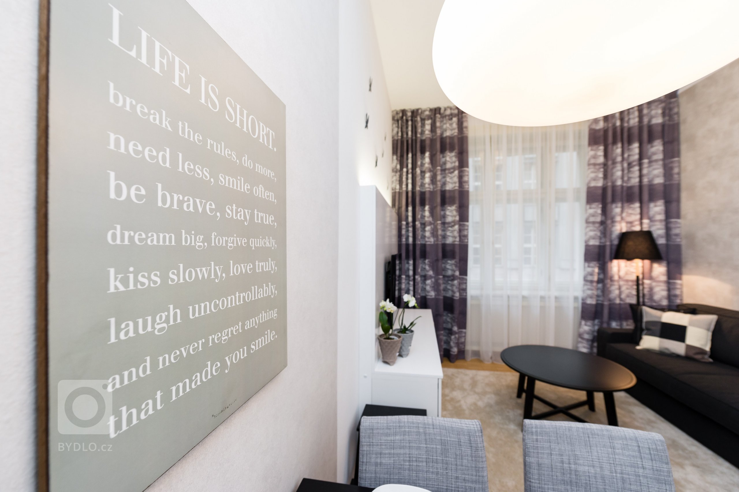 Zakázka byla realizovaná pro zahraniční klienty, kteří si byt koupili jako investici na krátkodobý pronájem. Byt v samotném centru Prahy byl původně…