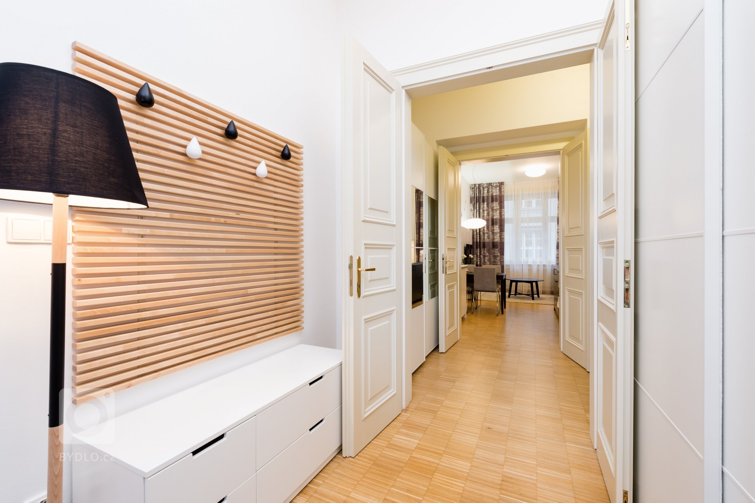 Zakázka byla realizovaná pro zahraniční klienty, kteří si byt koupili jako investici na krátkodobý pronájem. Byt v samotném centru Prahy byl původně…