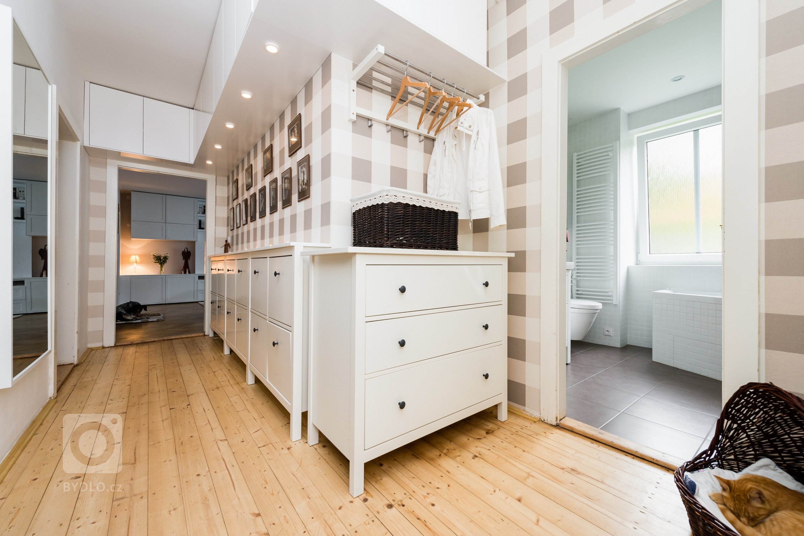 Tato zakázka byla netypická tím, že vzhledem k rychlosti dodávky se návrh rodil doslova na koleně. Byt měl být co nejdřívě obyvatelný, takže na detailní návrhy…