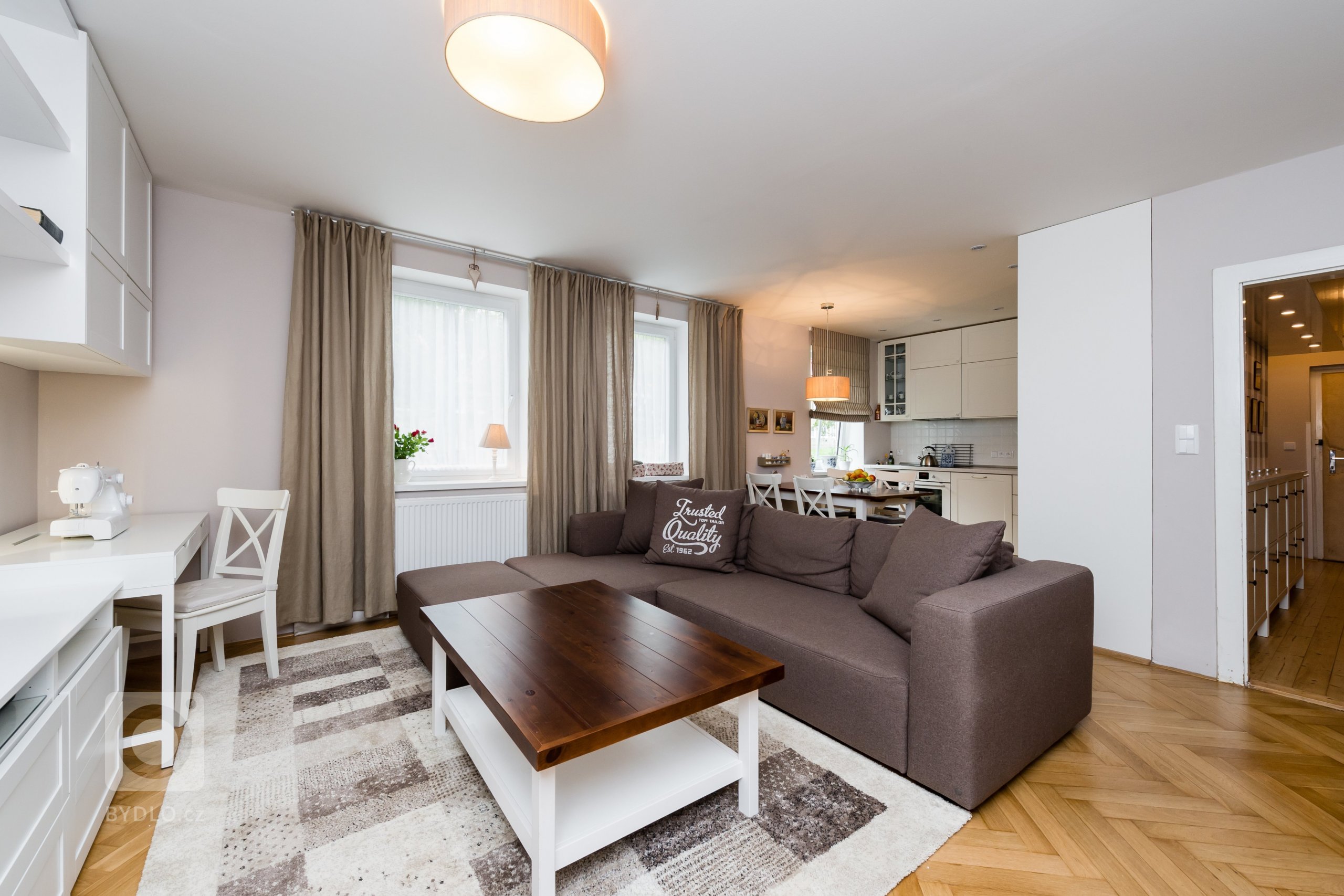 Tato zakázka byla netypická tím, že vzhledem k rychlosti dodávky se návrh rodil doslova na koleně. Byt měl být co nejdřívě obyvatelný, takže na detailní návrhy…