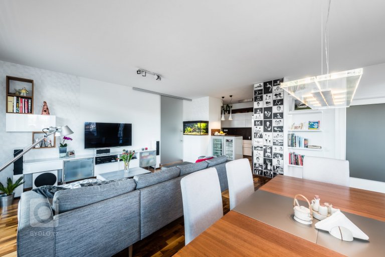 add picture to album