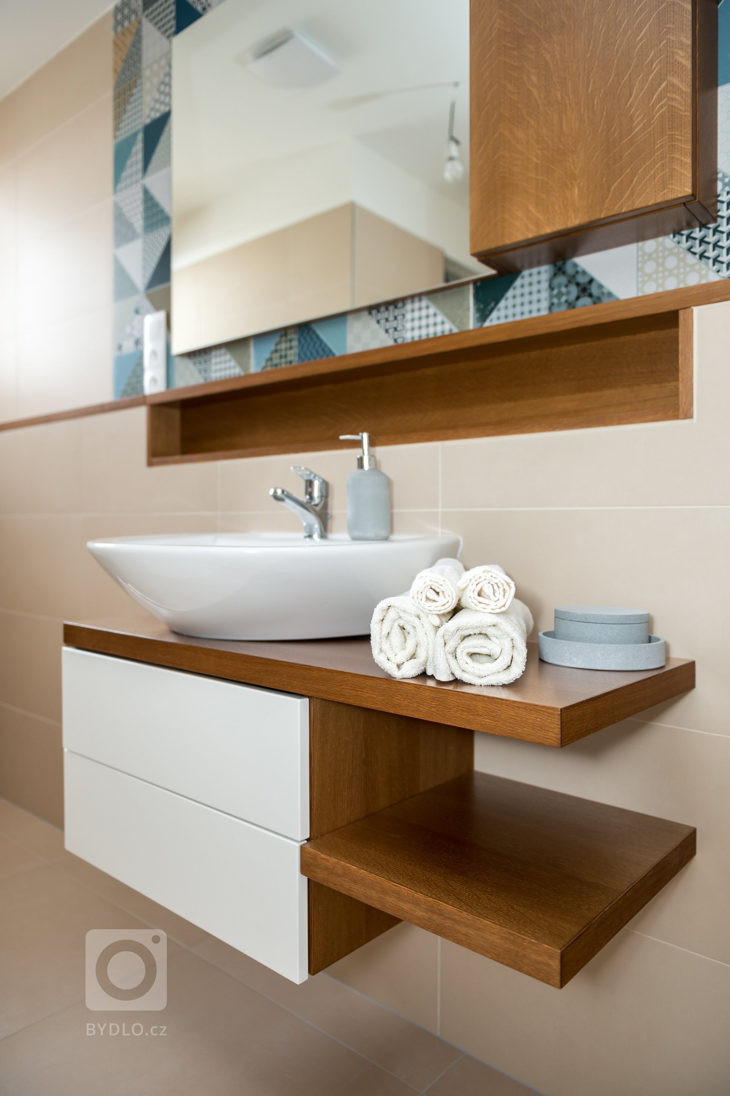 Detail nábytku na míru s dřevem vyloženou nikou na toaletní potřeby