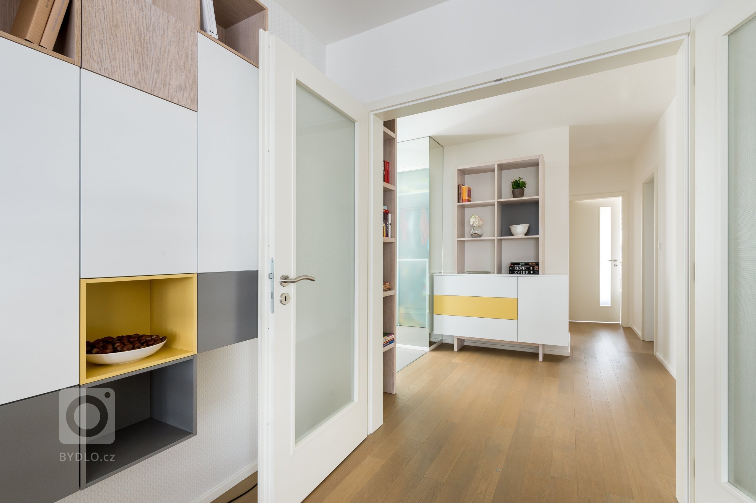 Optické zvětšení obývacího pokoje použitím stejného nábytku v předsíni