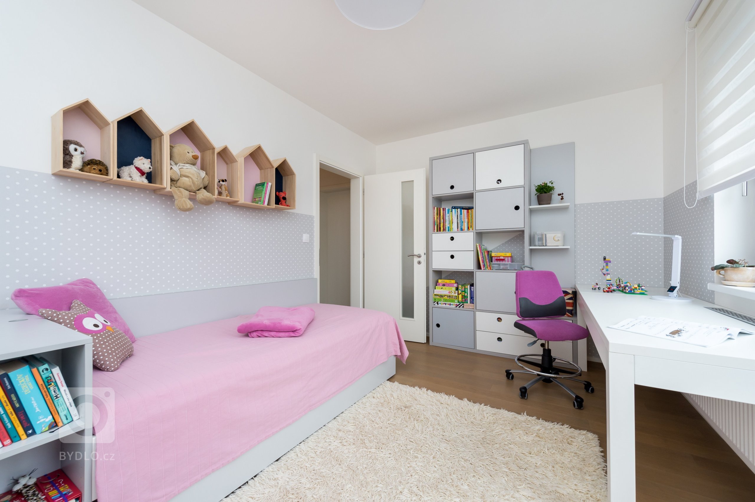 Velkorysý psací stůl a knihovna na míru