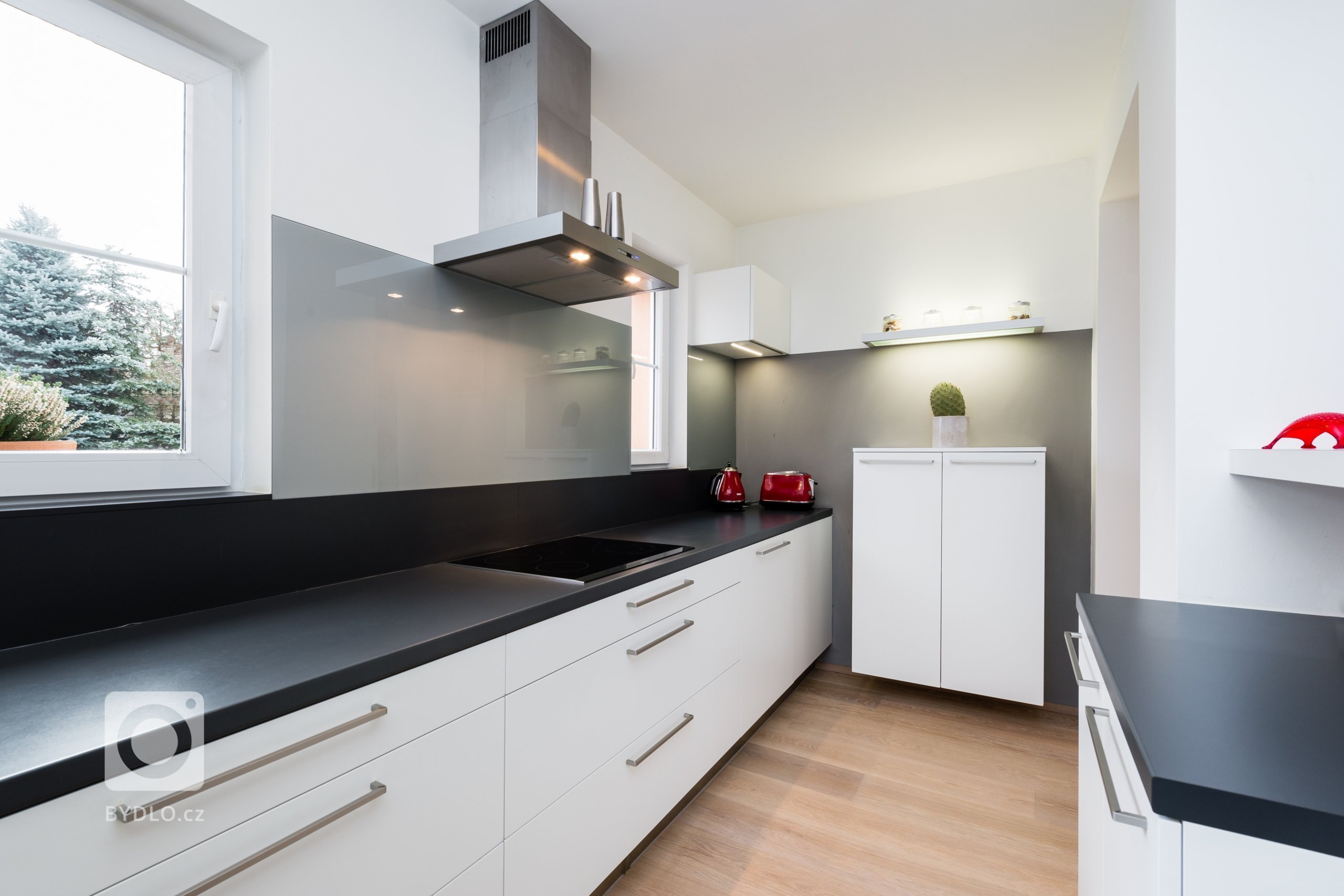 Interiér domu z devadesátých let potřeboval rekonstrukci. Jde o kuchyň s jídelnou a obývací pokoj. Majitelé mají rádi jednoduchý design, střídmou barevnost a…