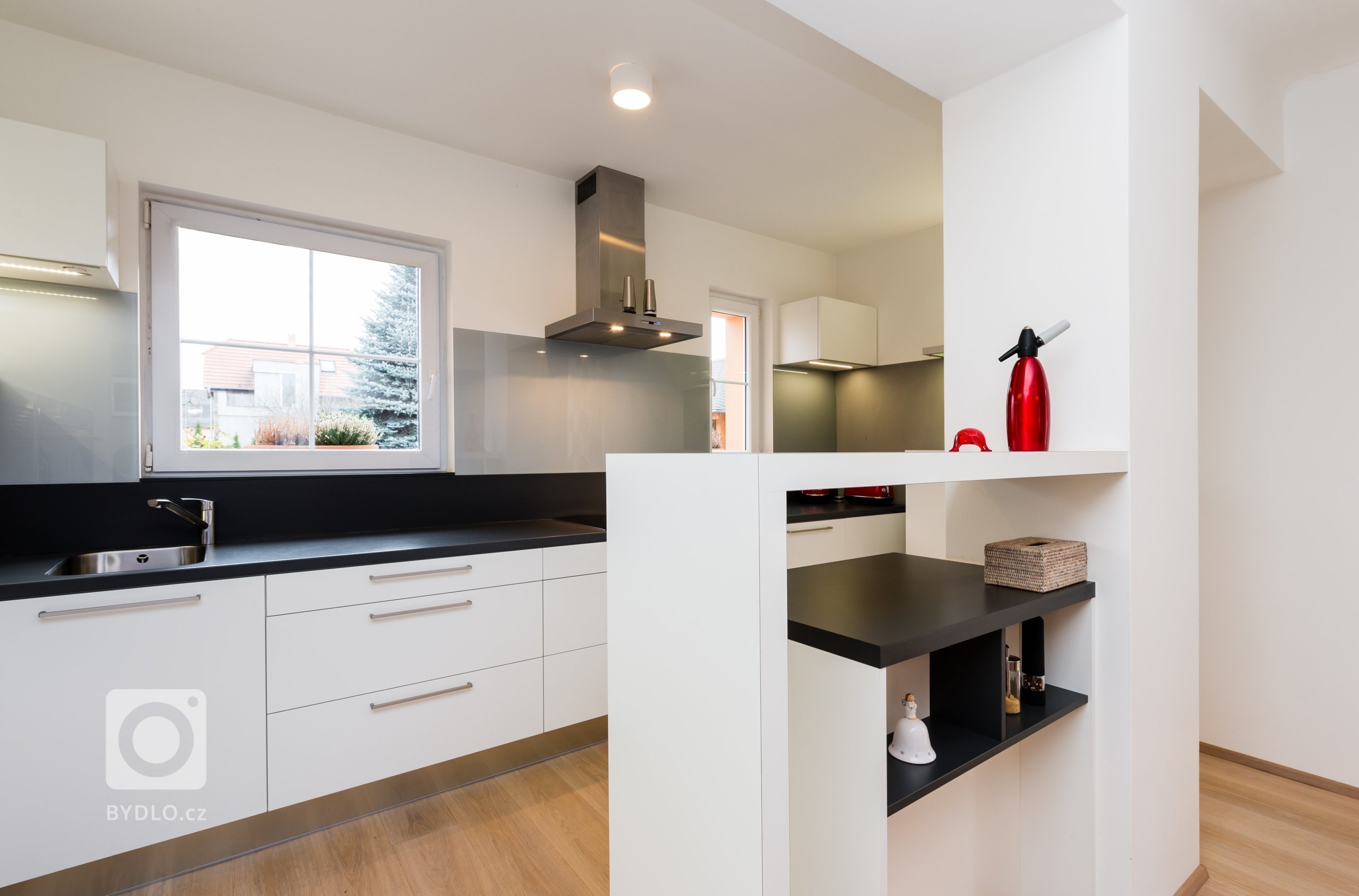 Interiér domu z devadesátých let potřeboval rekonstrukci. Jde o kuchyň s jídelnou a obývací pokoj. Majitelé mají rádi jednoduchý design, střídmou barevnost a…