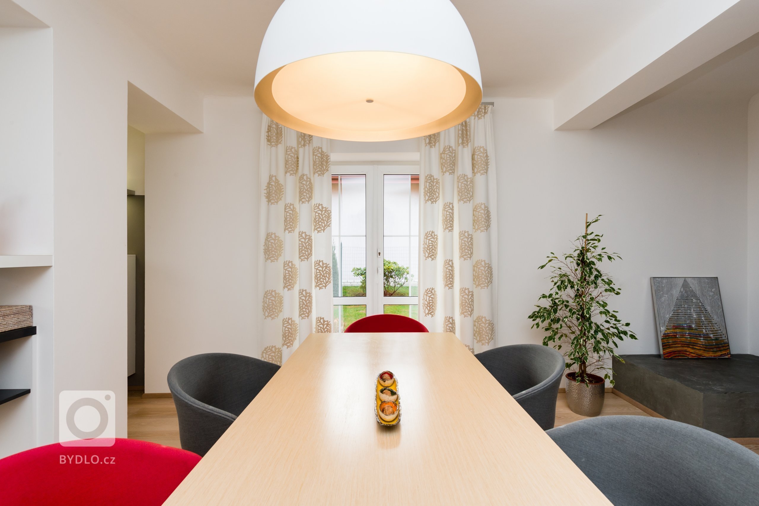 Interiér domu z devadesátých let potřeboval rekonstrukci. Jde o kuchyň s jídelnou a obývací pokoj. Majitelé mají rádi jednoduchý design, střídmou barevnost a…