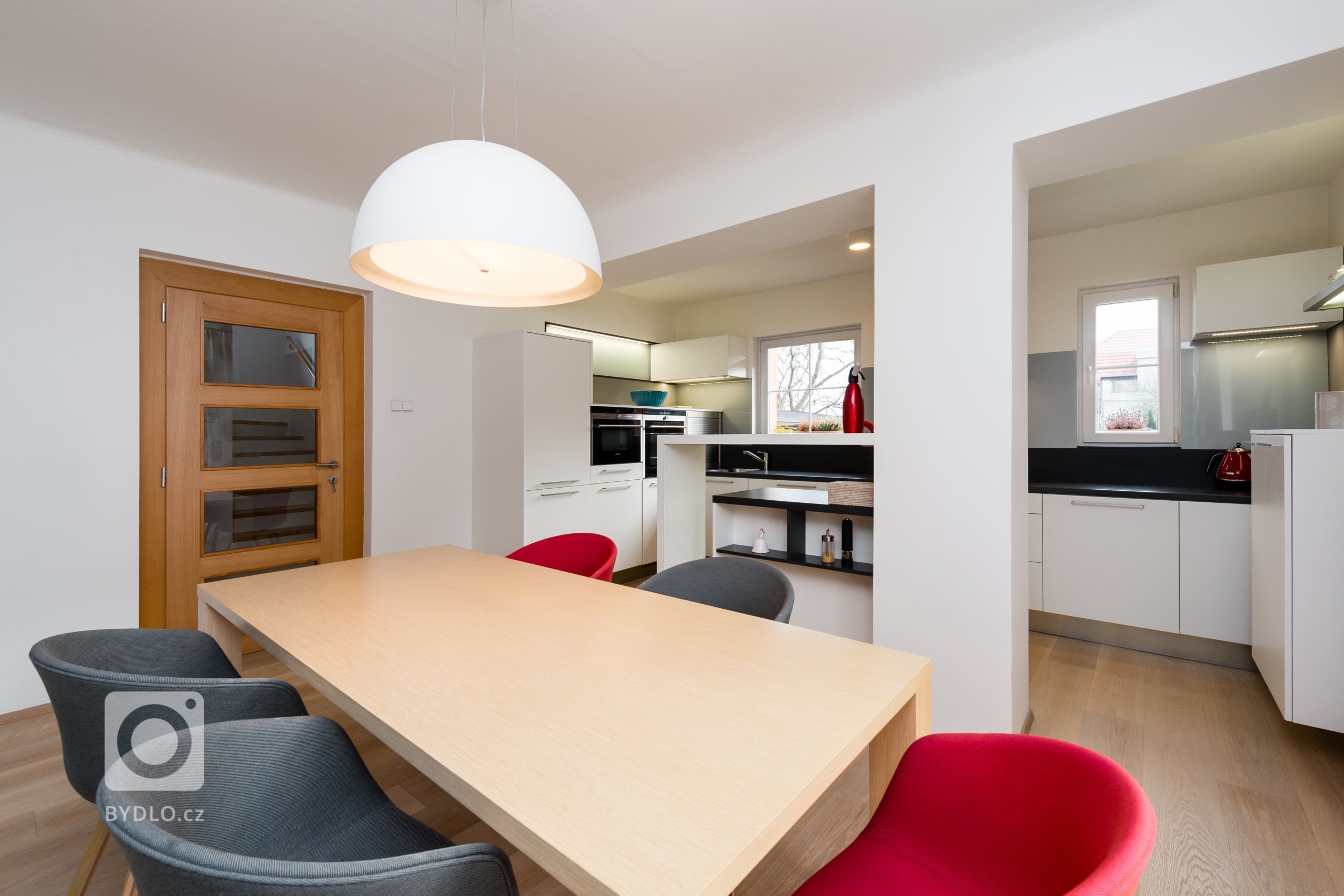 Interiér domu z devadesátých let potřeboval rekonstrukci. Jde o kuchyň s jídelnou a obývací pokoj. Majitelé mají rádi jednoduchý design, střídmou barevnost a…