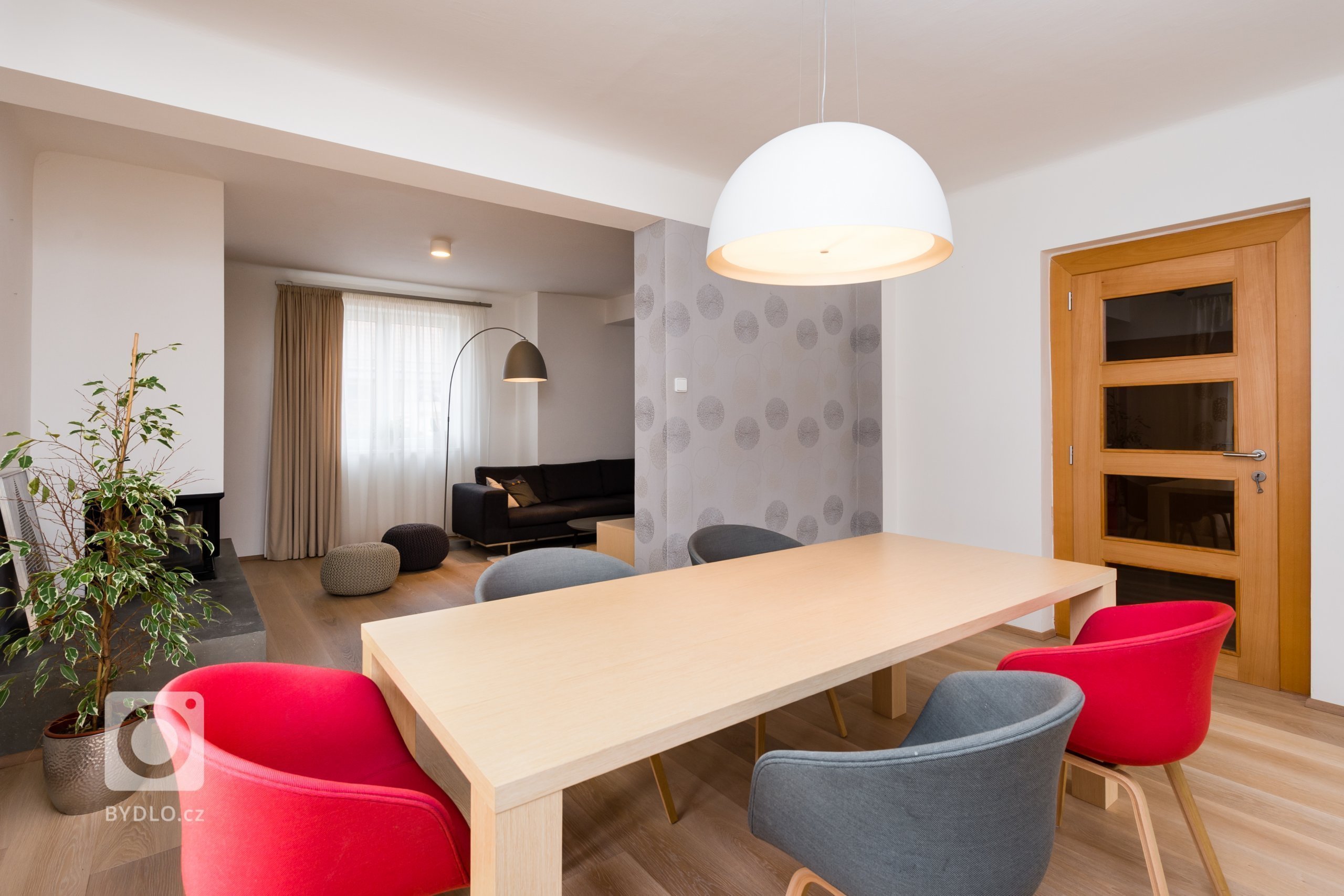 Interiér domu z devadesátých let potřeboval rekonstrukci. Jde o kuchyň s jídelnou a obývací pokoj. Majitelé mají rádi jednoduchý design, střídmou barevnost a…