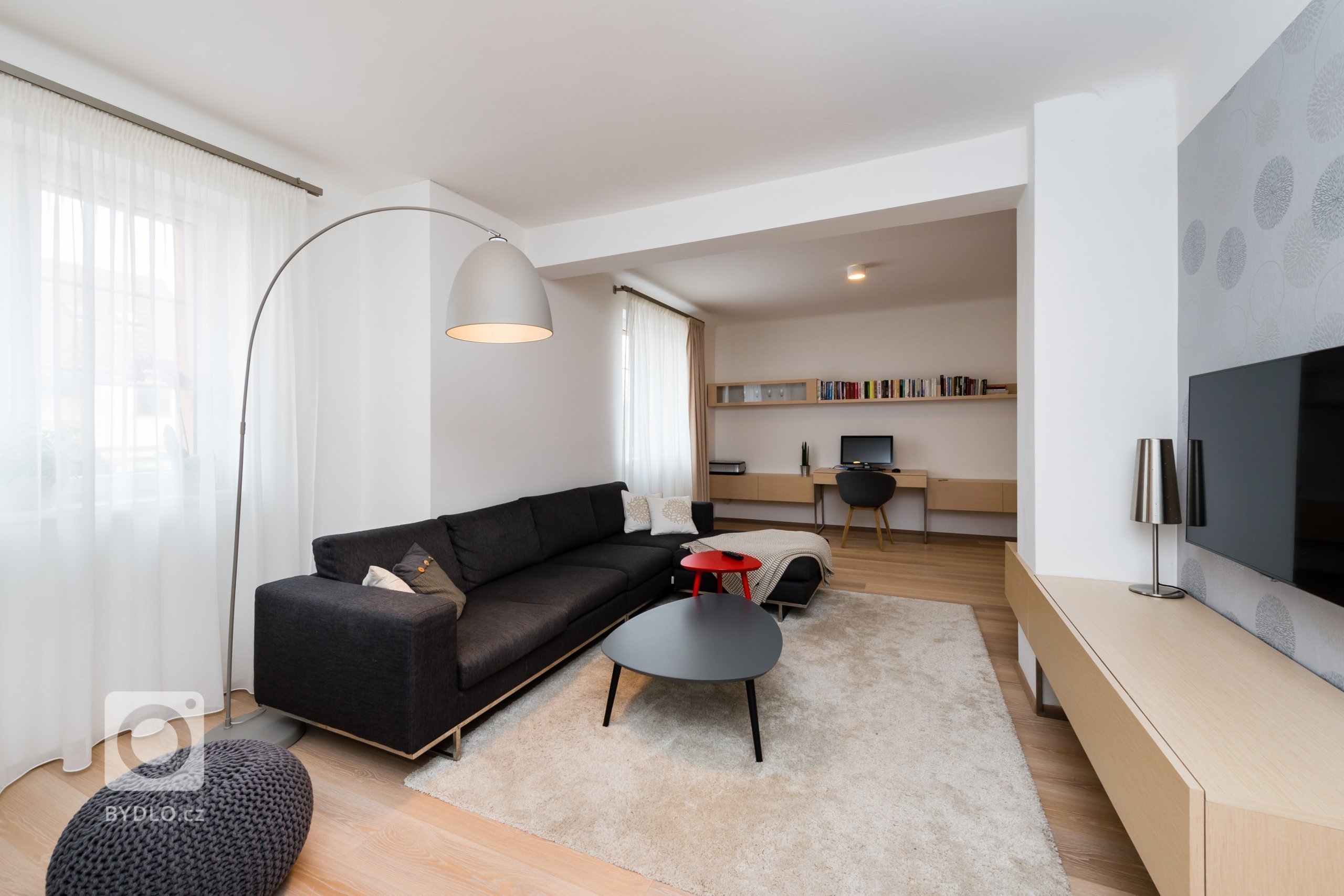 Interiér domu z devadesátých let potřeboval rekonstrukci. Jde o kuchyň s jídelnou a obývací pokoj. Majitelé mají rádi jednoduchý design, střídmou barevnost a…