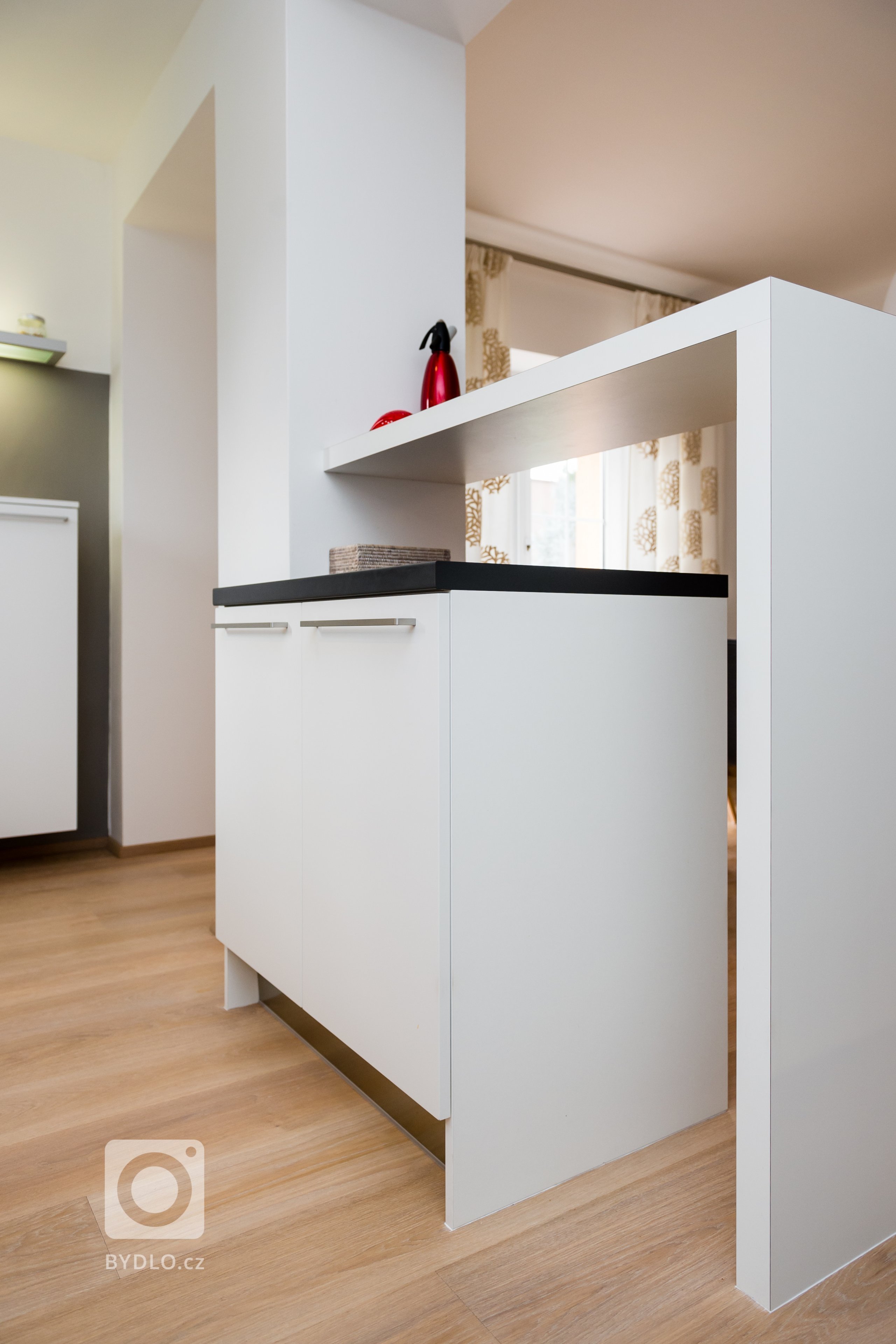 Interiér domu z devadesátých let potřeboval rekonstrukci. Jde o kuchyň s jídelnou a obývací pokoj. Majitelé mají rádi jednoduchý design, střídmou barevnost a…