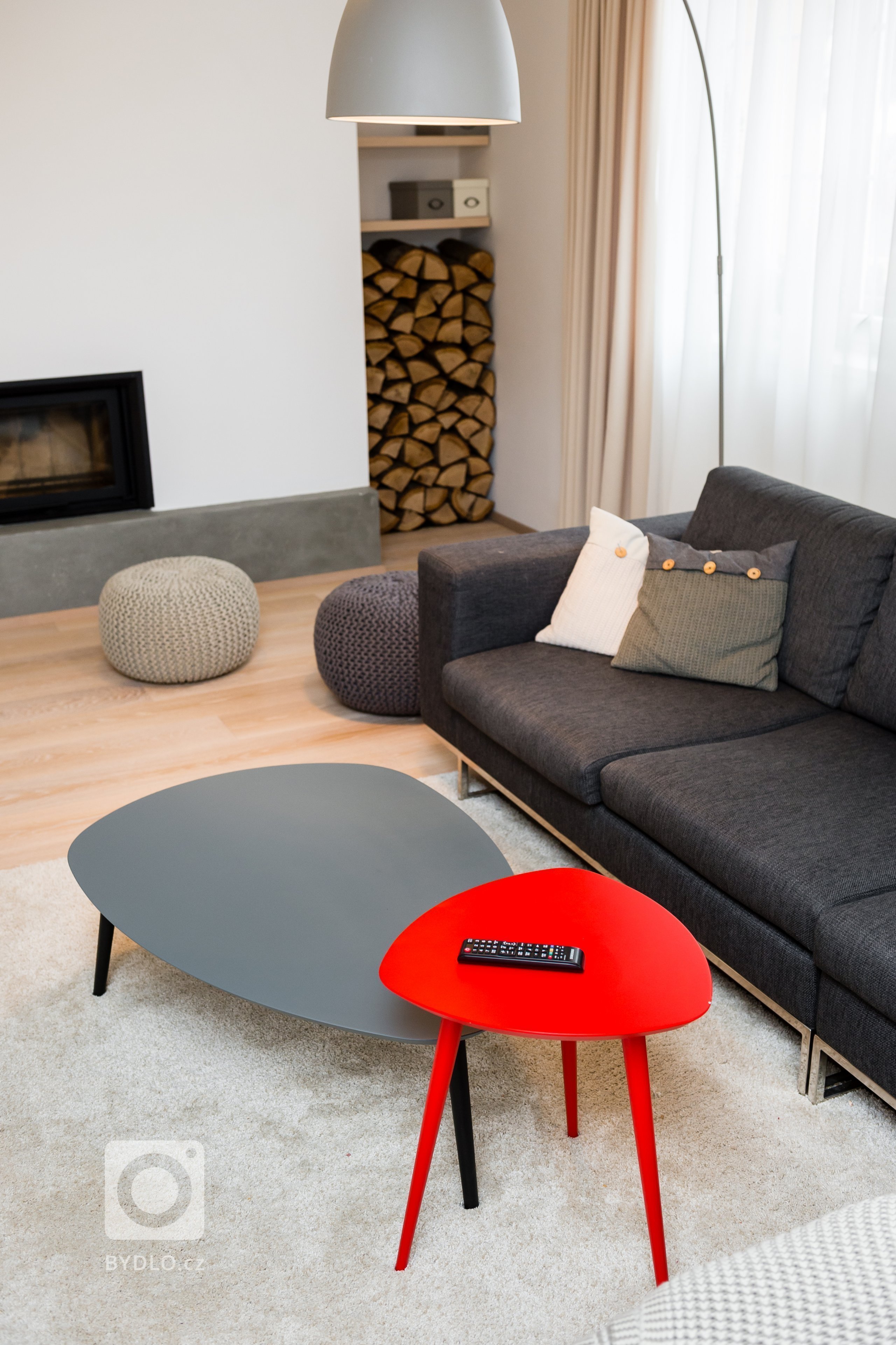 Interiér domu z devadesátých let potřeboval rekonstrukci. Jde o kuchyň s jídelnou a obývací pokoj. Majitelé mají rádi jednoduchý design, střídmou barevnost a…