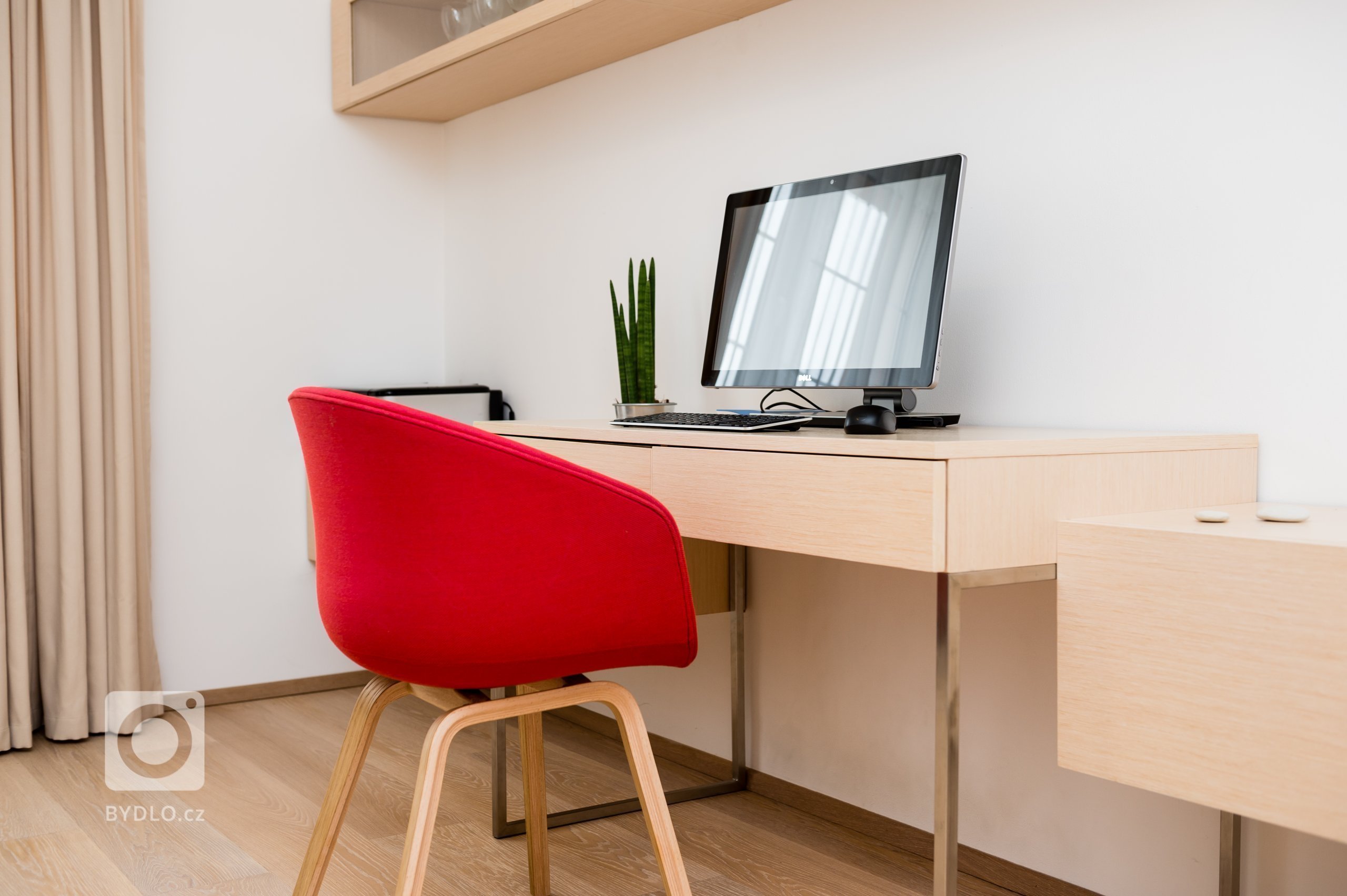 Interiér domu z devadesátých let potřeboval rekonstrukci. Jde o kuchyň s jídelnou a obývací pokoj. Majitelé mají rádi jednoduchý design, střídmou barevnost a…