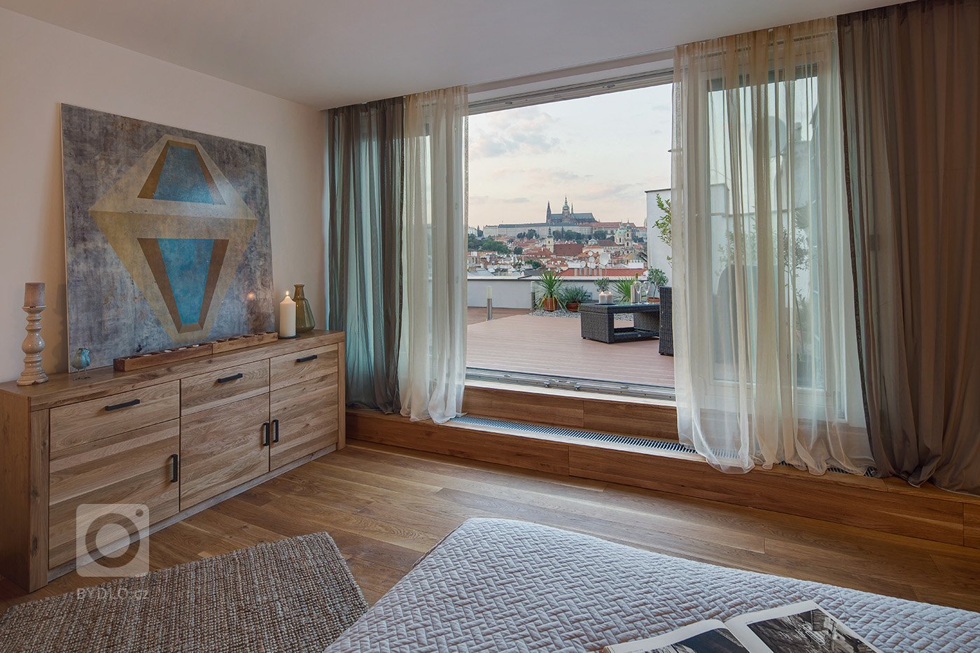 Byt v podkroví secesního domu v Praze je dispozičně řešen jako 2 + kk. Architektka výrazně neměnila původní dispozici - nakonec, při dvoupatrovém bytě s těmito…