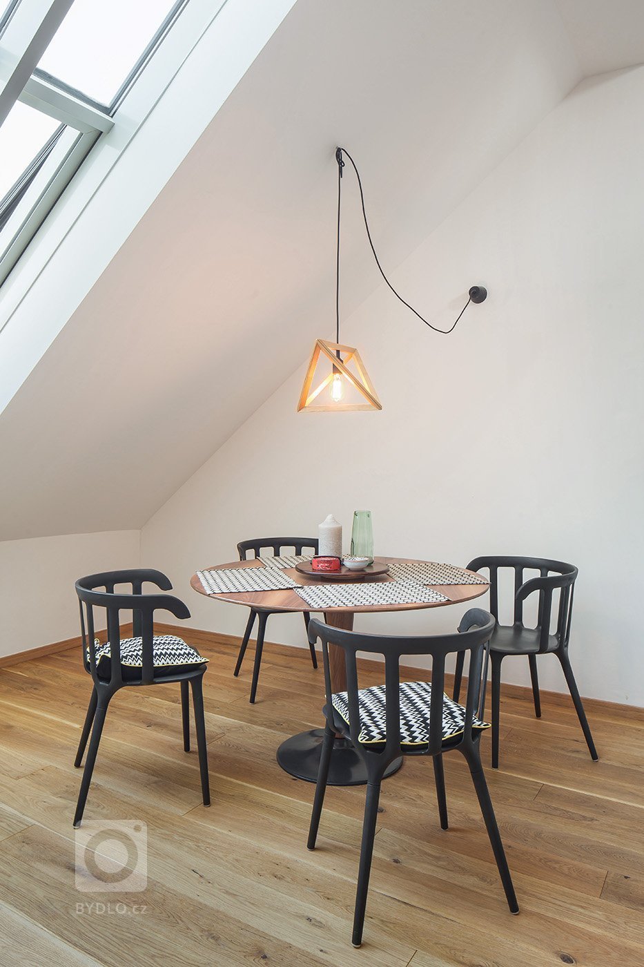 Byt v podkroví secesního domu v Praze je dispozičně řešen jako 2 + kk. Architektka výrazně neměnila původní dispozici - nakonec, při dvoupatrovém bytě s těmito…