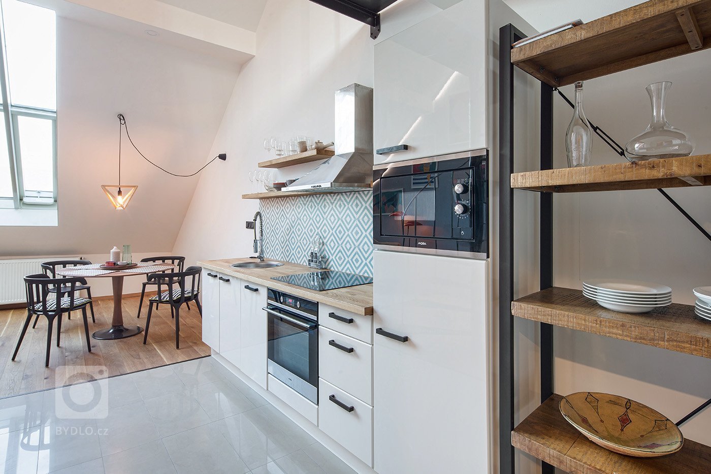 Byt v podkroví secesního domu v Praze je dispozičně řešen jako 2 + kk. Architektka výrazně neměnila původní dispozici - nakonec, při dvoupatrovém bytě s těmito…