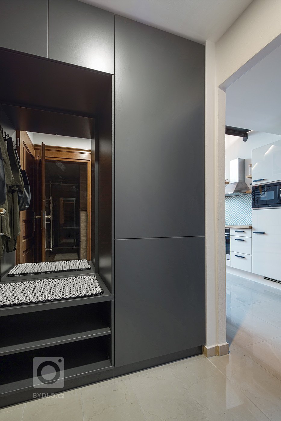 Byt v podkroví secesního domu v Praze je dispozičně řešen jako 2 + kk. Architektka výrazně neměnila původní dispozici - nakonec, při dvoupatrovém bytě s těmito…