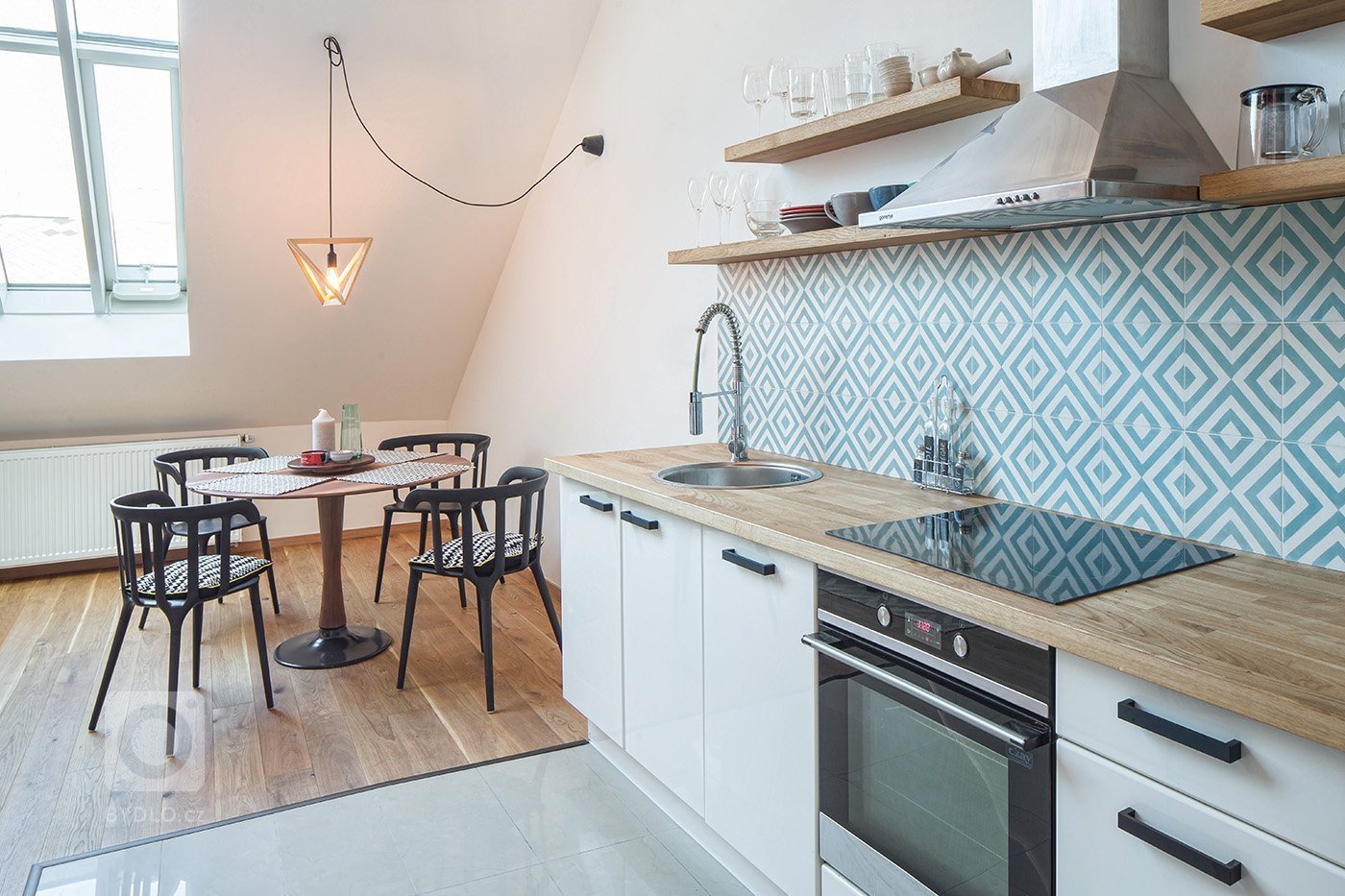 Byt v podkroví secesního domu v Praze je dispozičně řešen jako 2 + kk. Architektka výrazně neměnila původní dispozici - nakonec, při dvoupatrovém bytě s těmito…