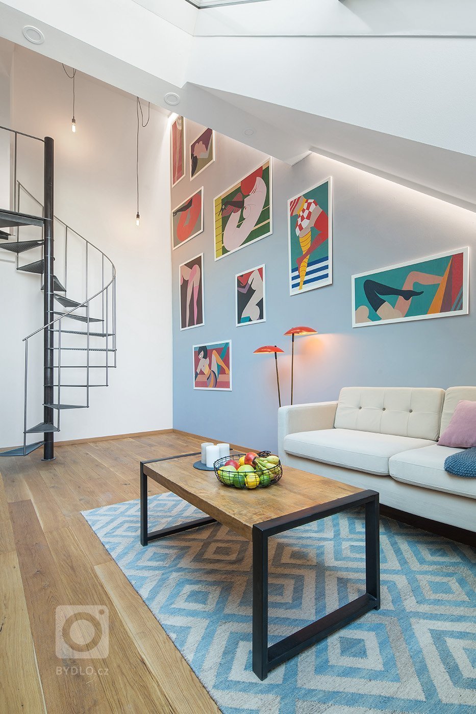 Byt v podkroví secesního domu v Praze je dispozičně řešen jako 2 + kk. Architektka výrazně neměnila původní dispozici - nakonec, při dvoupatrovém bytě s těmito…