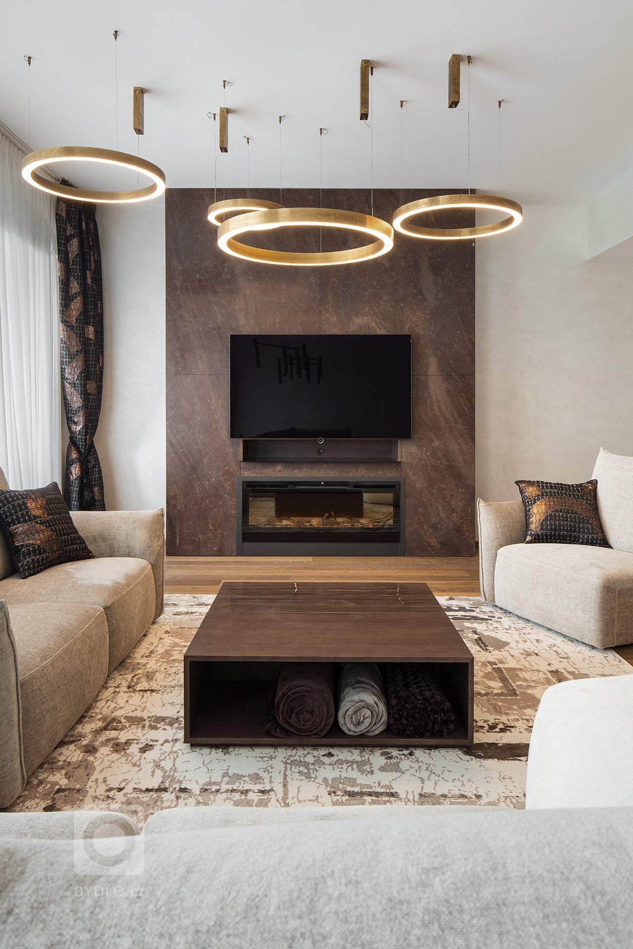 Přáním klientů bylo vytvoření komfortního, netradičního interiéru s&nbsp;dostatkem soukromí pro členy rodiny, zároveň s&nbsp;výraznou obytnou částí

Interiér…