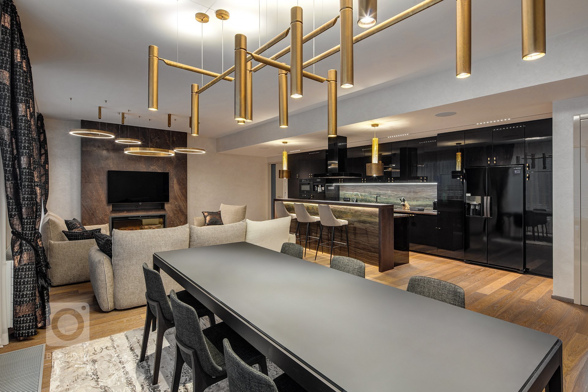 Přáním klientů bylo vytvoření komfortního, netradičního interiéru s&nbsp;dostatkem soukromí pro členy rodiny, zároveň s&nbsp;výraznou obytnou částí

Interiér…