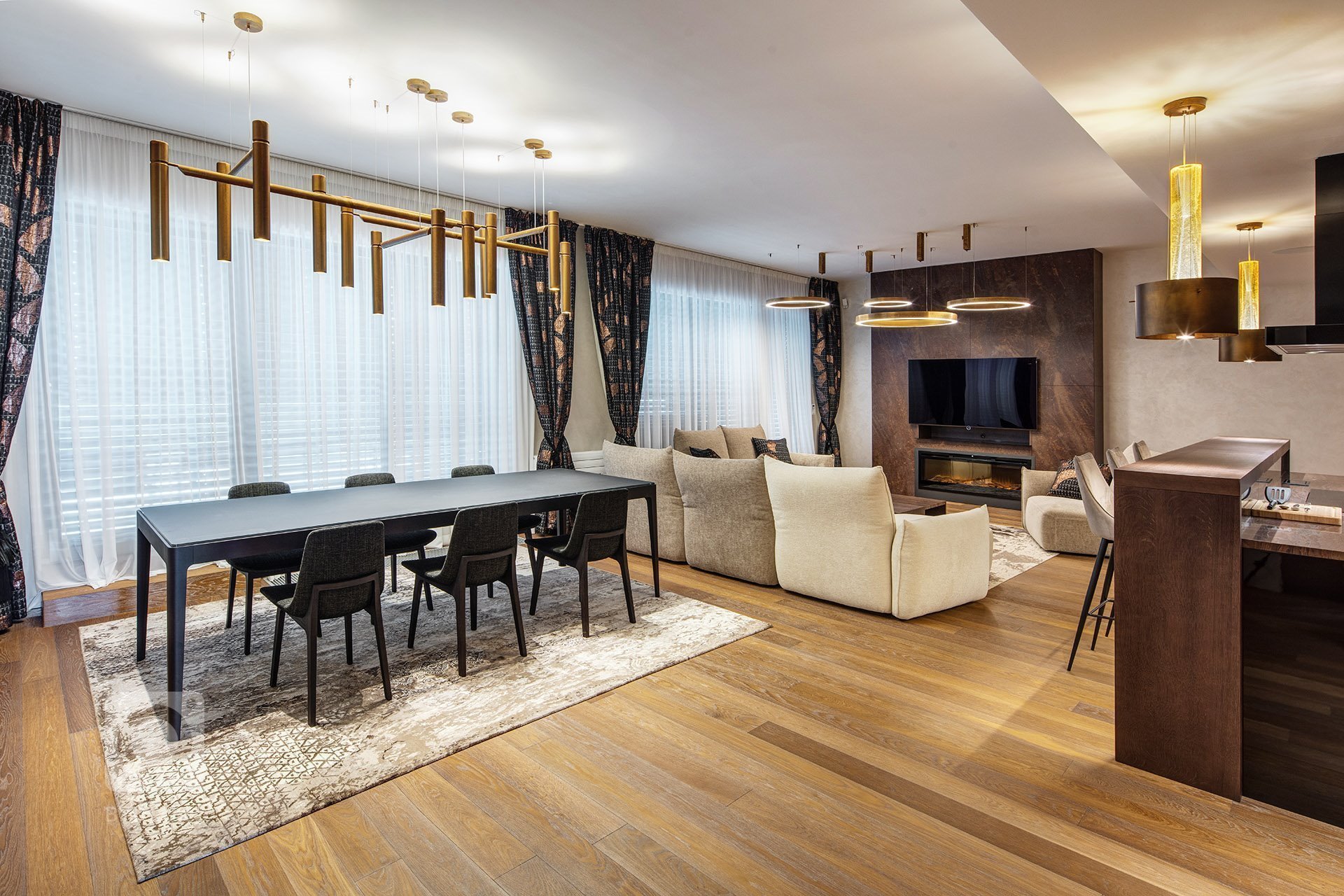 Přáním klientů bylo vytvoření komfortního, netradičního interiéru s&nbsp;dostatkem soukromí pro členy rodiny, zároveň s&nbsp;výraznou obytnou částí

Interiér…