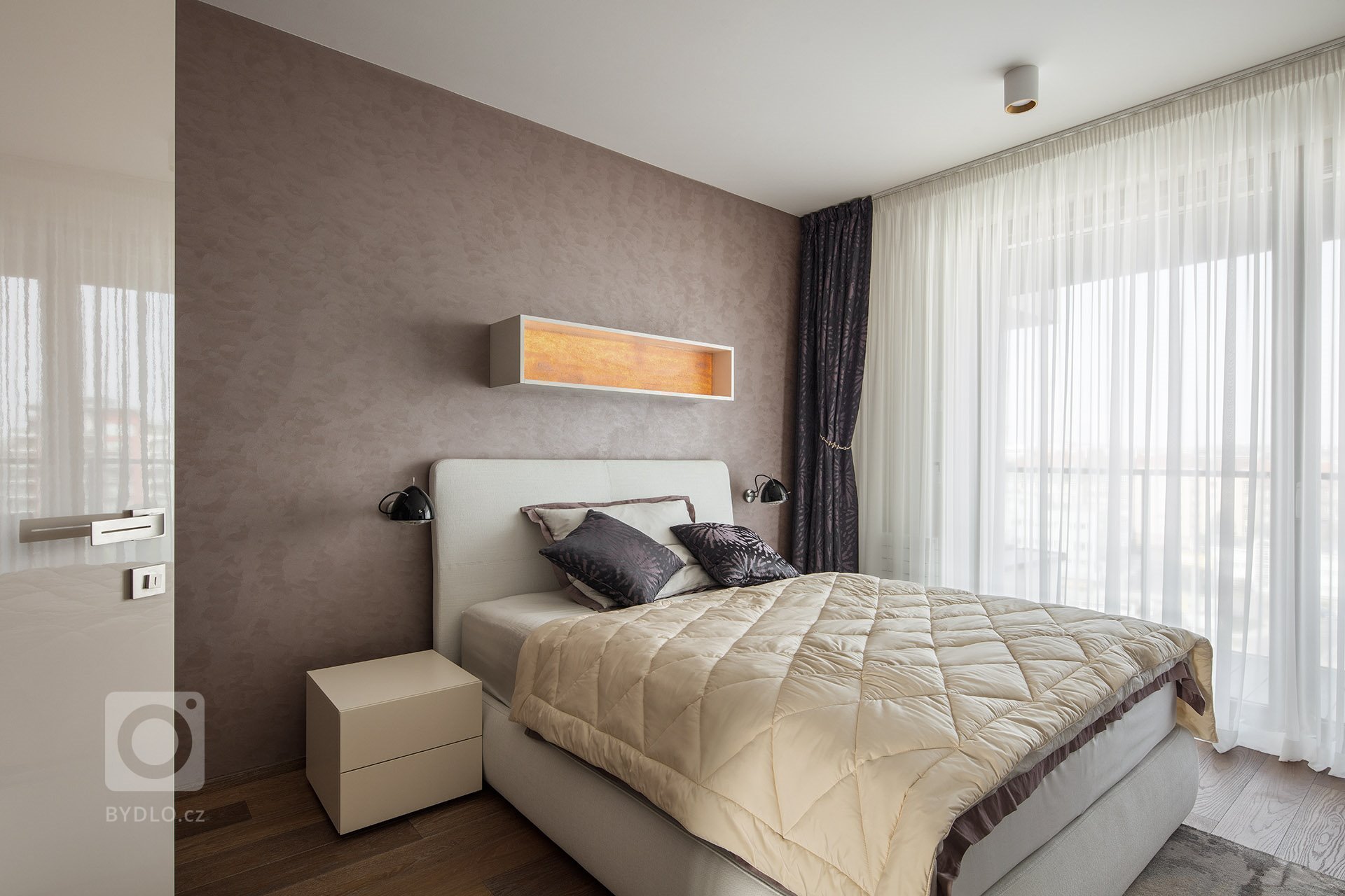 Přáním klientů bylo vytvoření komfortního, netradičního interiéru s&nbsp;dostatkem soukromí pro členy rodiny, zároveň s&nbsp;výraznou obytnou částí

Interiér…