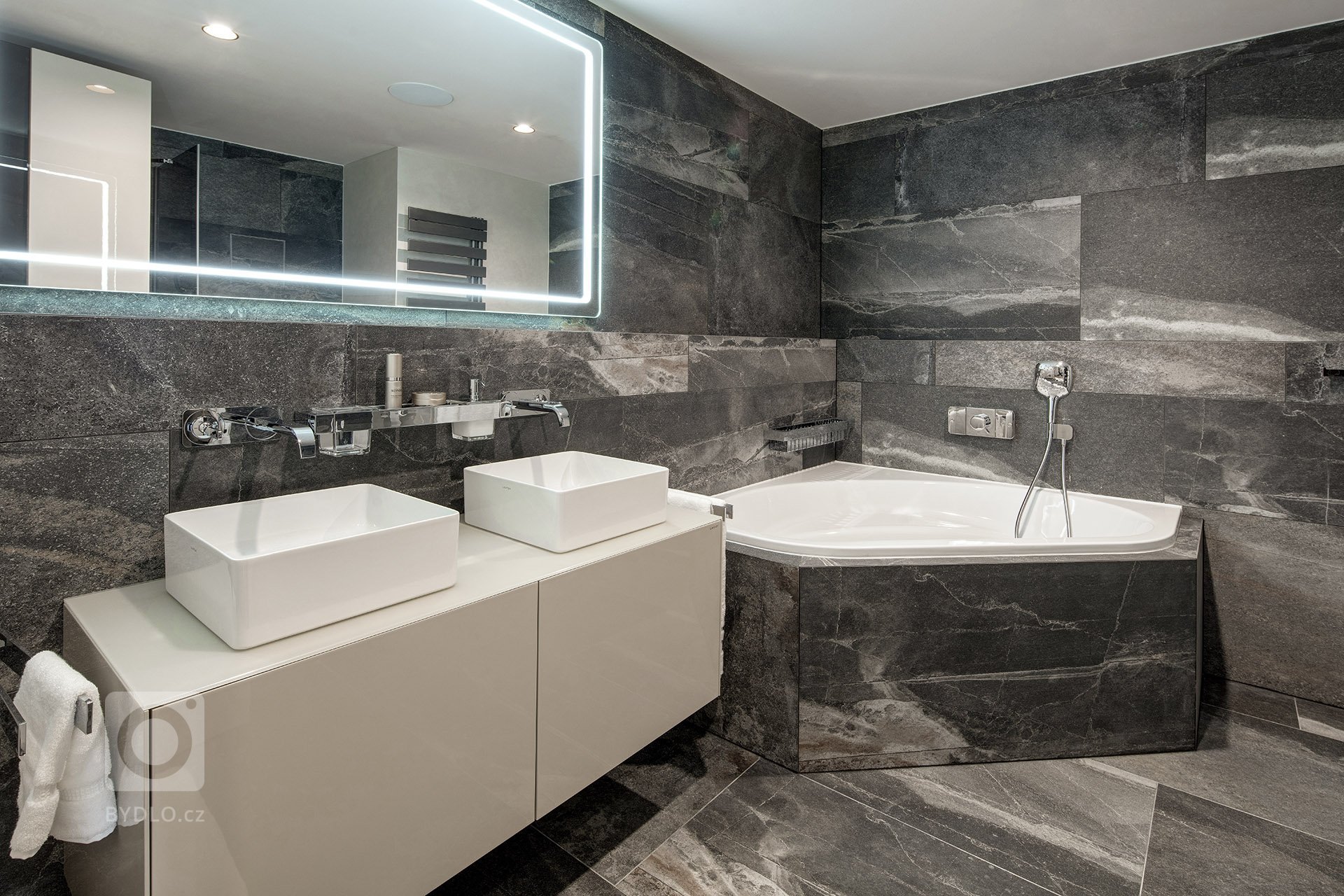 Přáním klientů bylo vytvoření komfortního, netradičního interiéru s&nbsp;dostatkem soukromí pro členy rodiny, zároveň s&nbsp;výraznou obytnou částí

Interiér…