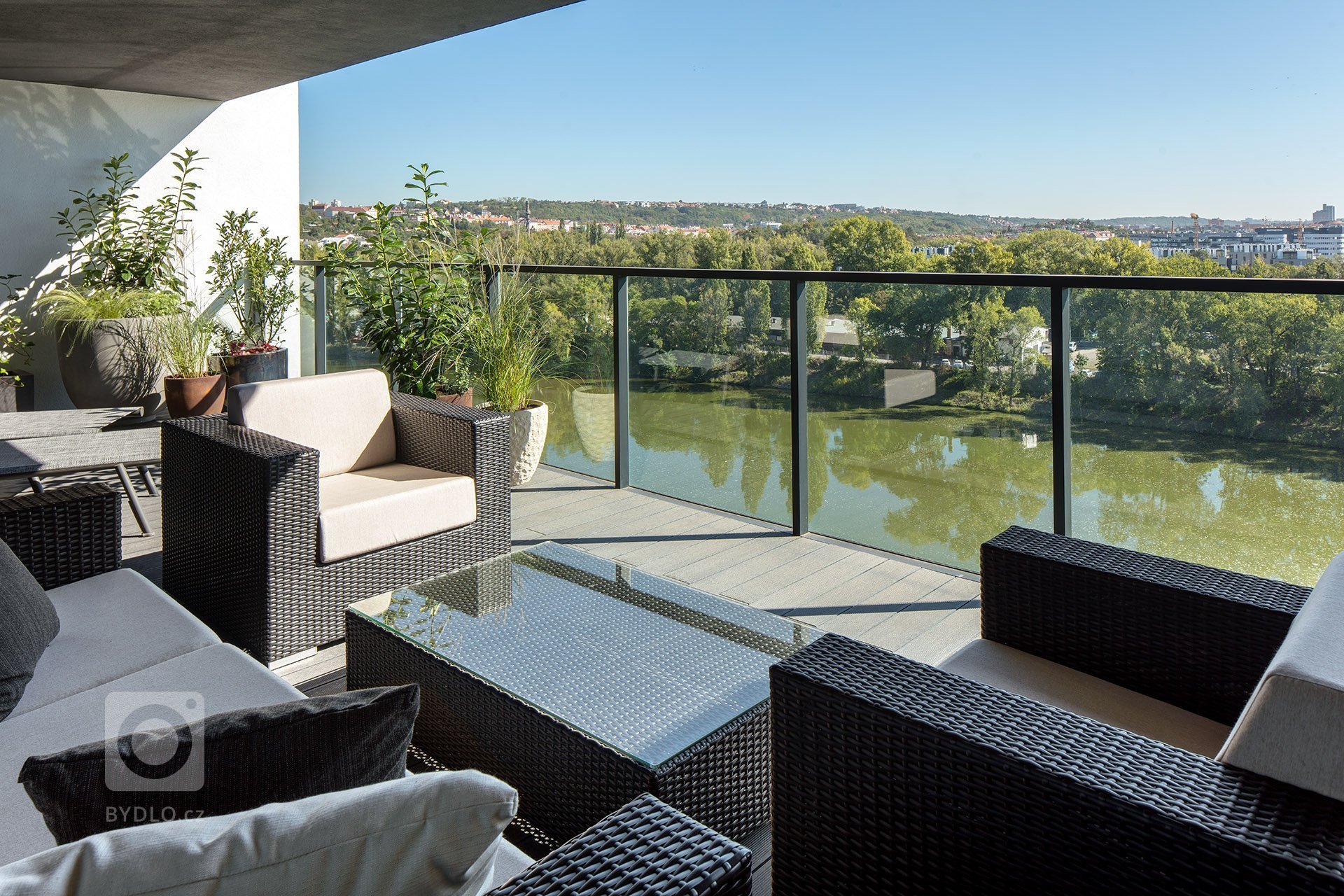 Přáním klientů bylo vytvoření komfortního, netradičního interiéru s&nbsp;dostatkem soukromí pro členy rodiny, zároveň s&nbsp;výraznou obytnou částí

Interiér…