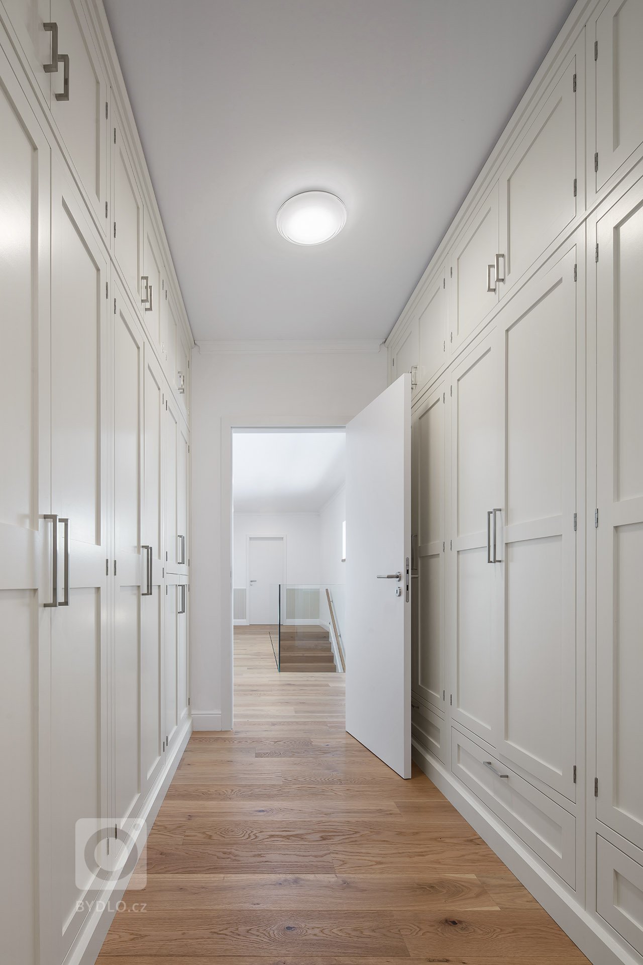 Nedávno jsme dokončili realizaci rodinného domu v Průhonicích. Klienti chtěli mít interier v klasickem stylu, útulný s použitím dubu a jemných barev. Nábytek…