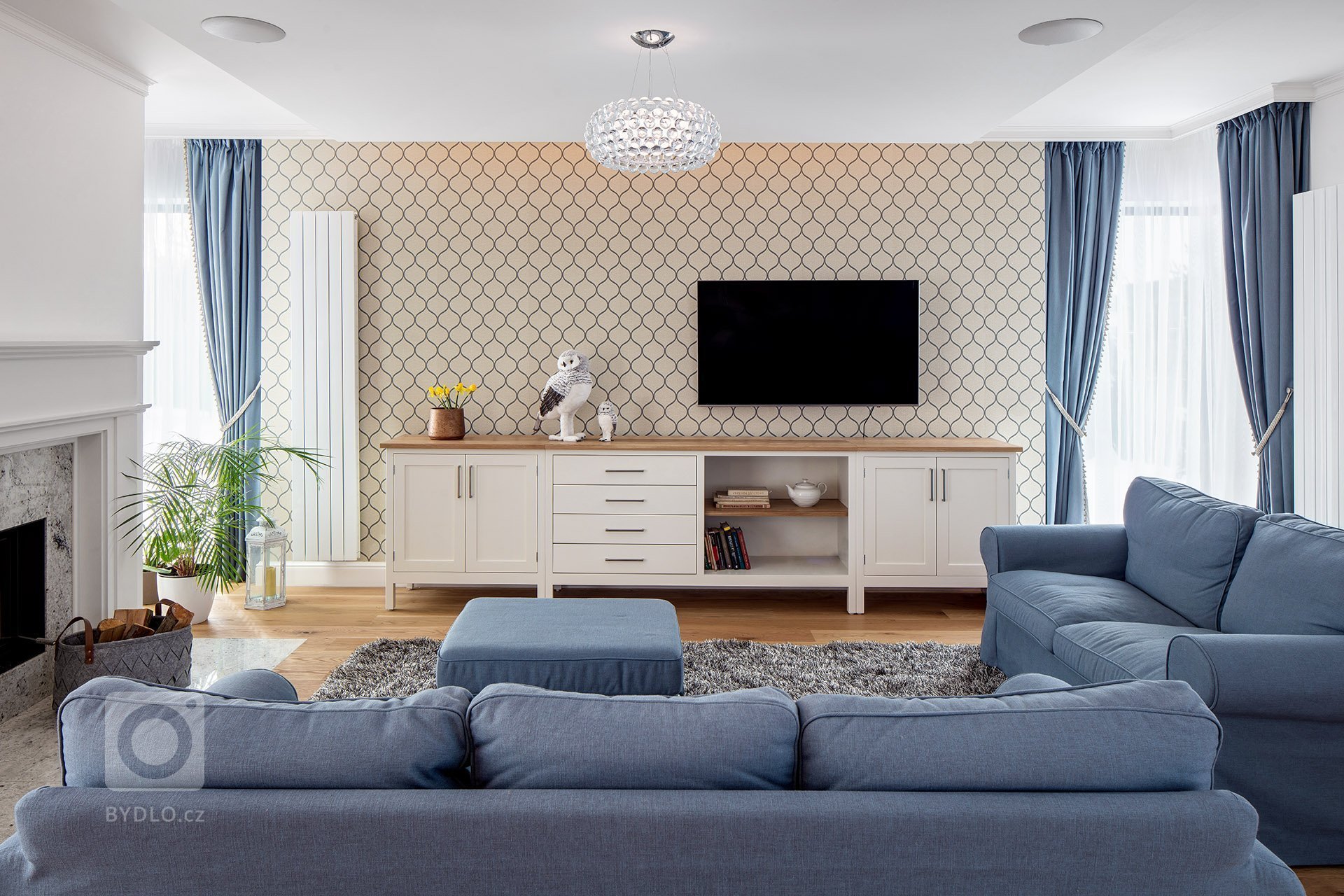 Nedávno jsme dokončili realizaci rodinného domu v Průhonicích. Klienti chtěli mít interier v klasickem stylu, útulný s použitím dubu a jemných barev. Nábytek…