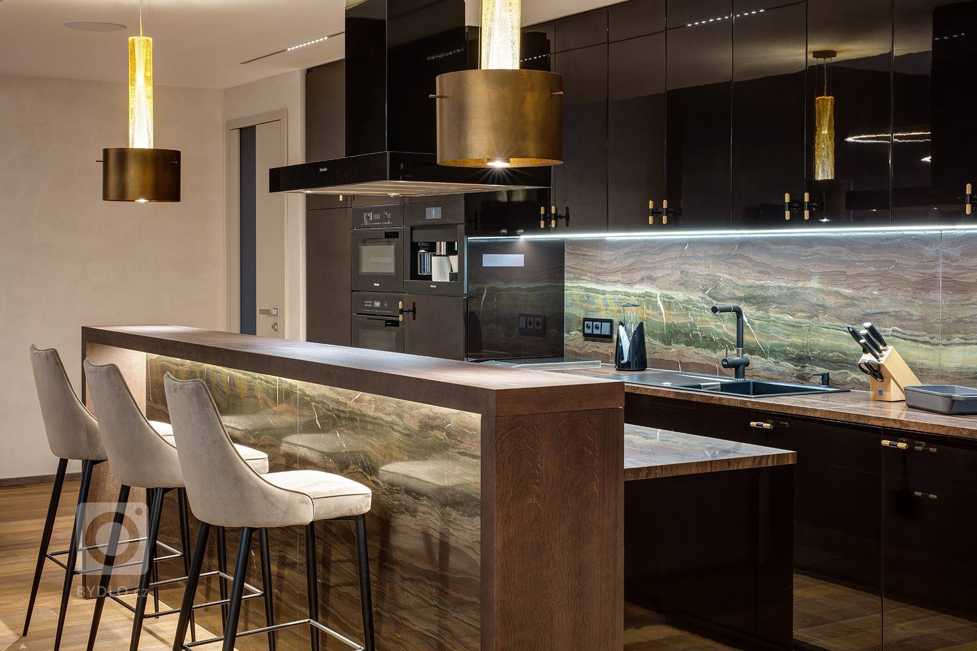 Přáním klientů bylo vytvoření komfortního, netradičního interiéru s&nbsp;dostatkem soukromí pro členy rodiny, zároveň s&nbsp;výraznou obytnou částí

Interiér…