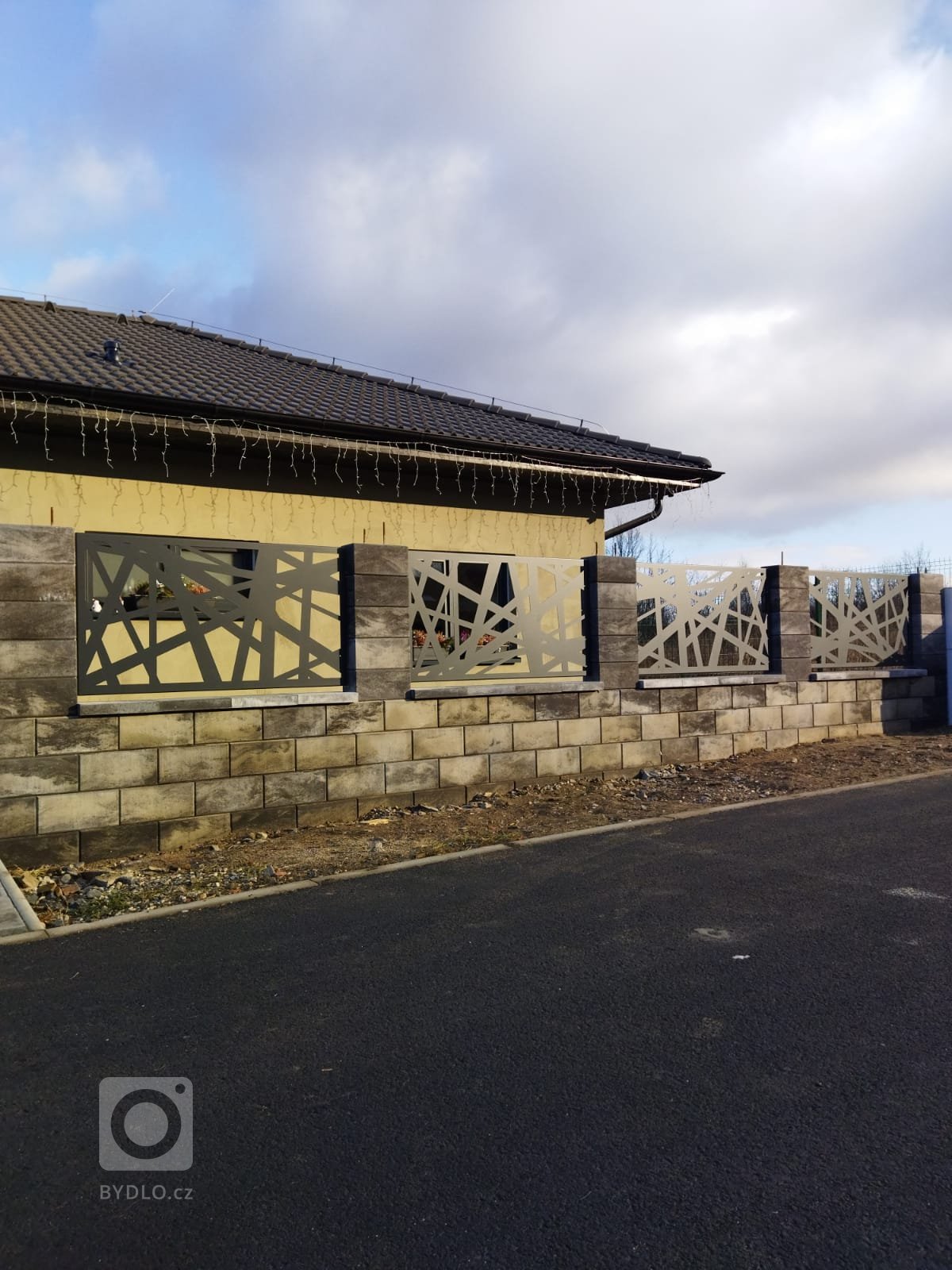 Ať už řešíte stavbu nového oplocení&nbsp;či pouze rekonstruujete plot původní, je zde možnost jednoduchého a stylového řešení. Stačí například původní plotová…