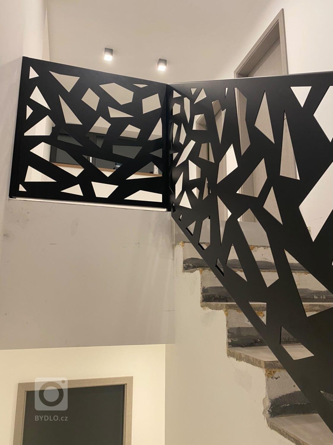 Do moderního domu je třeba vybrat i moderní zábradlí.&nbsp;Vhodným typem je designové zábradlí z hliníku. Je vhodné jak do interiéru, například ke schodišti,…