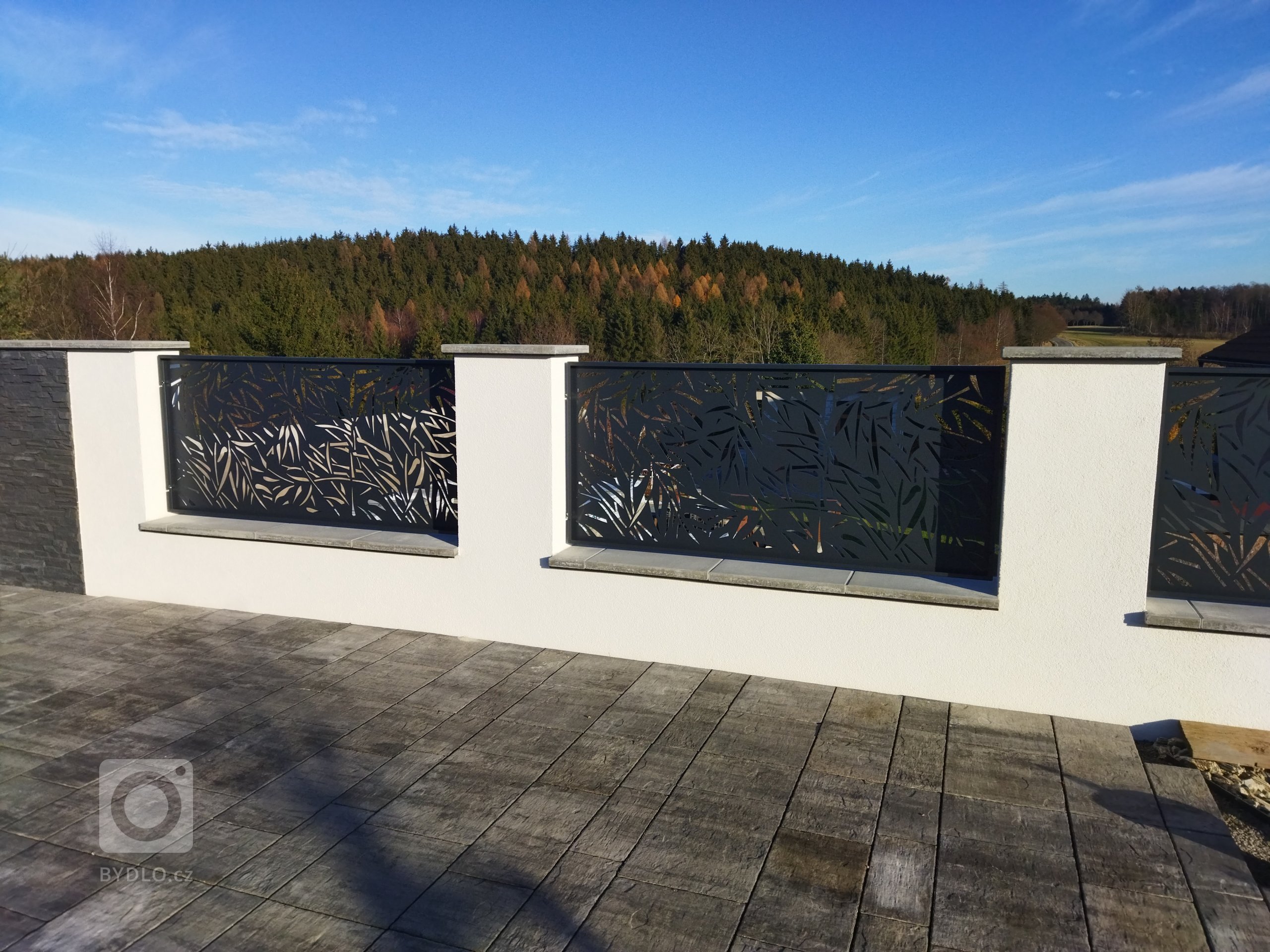 Desingové hliníkové výplně montované jako plotové výplně. Jejich montáž není časově náročná&nbsp;a bezesporu splňují nároky na originalitu, design, bezpečnost…