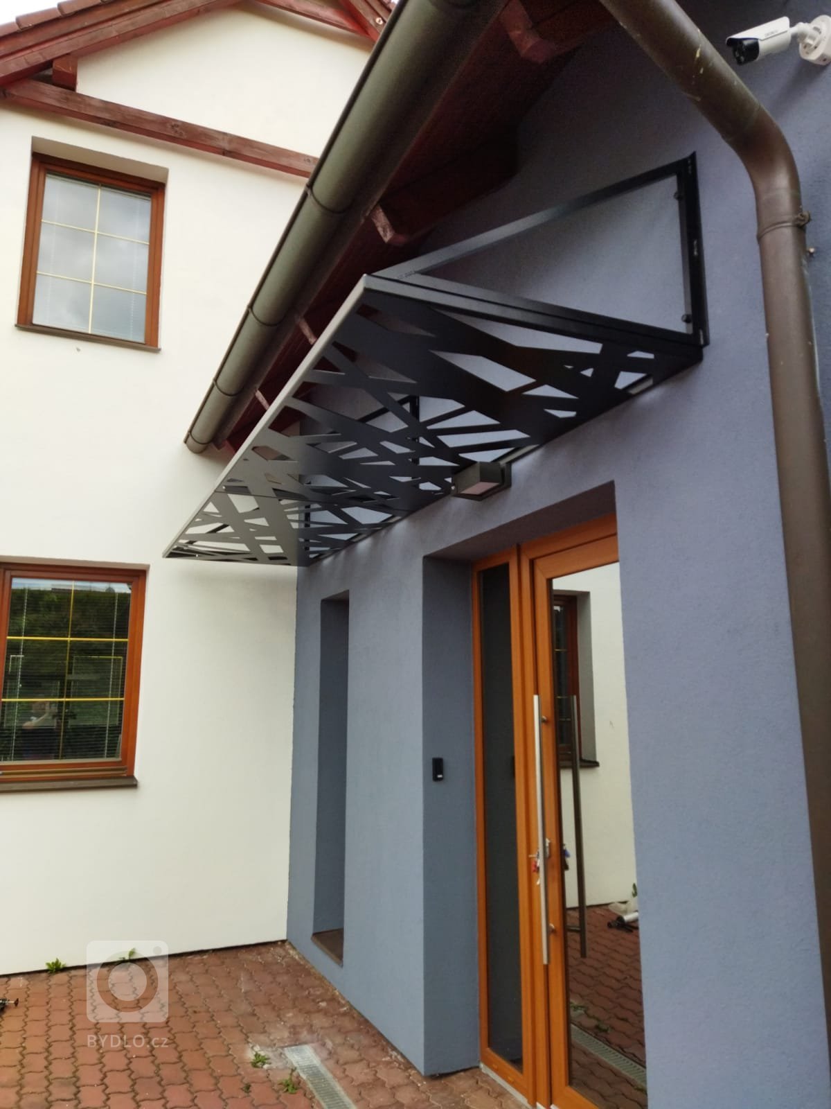 Pokud potřebujete ozvláštnit vstup do rodinného domu či administrativní budovy,&nbsp;&nbsp;nabízí&nbsp;se možnost instalovat designovou stříšku vyrobenou z…