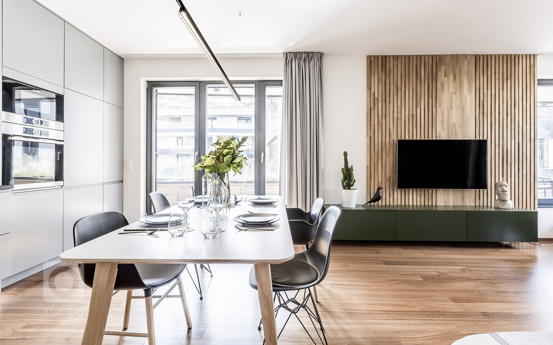 Jednoduché líniové svítidlo dává lehkost jídelnimu stolu.