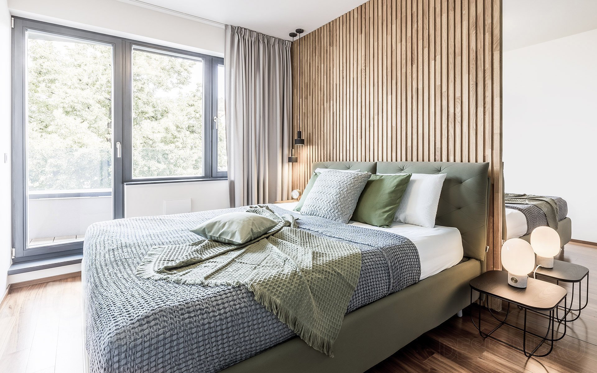 Postel má převlékací potah, takže se snadno udržuje.