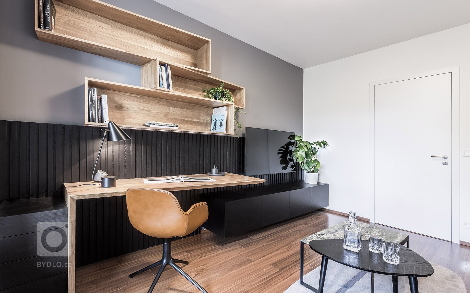 Investor si přál originální masivní stůl, který bude působit vzdušně.