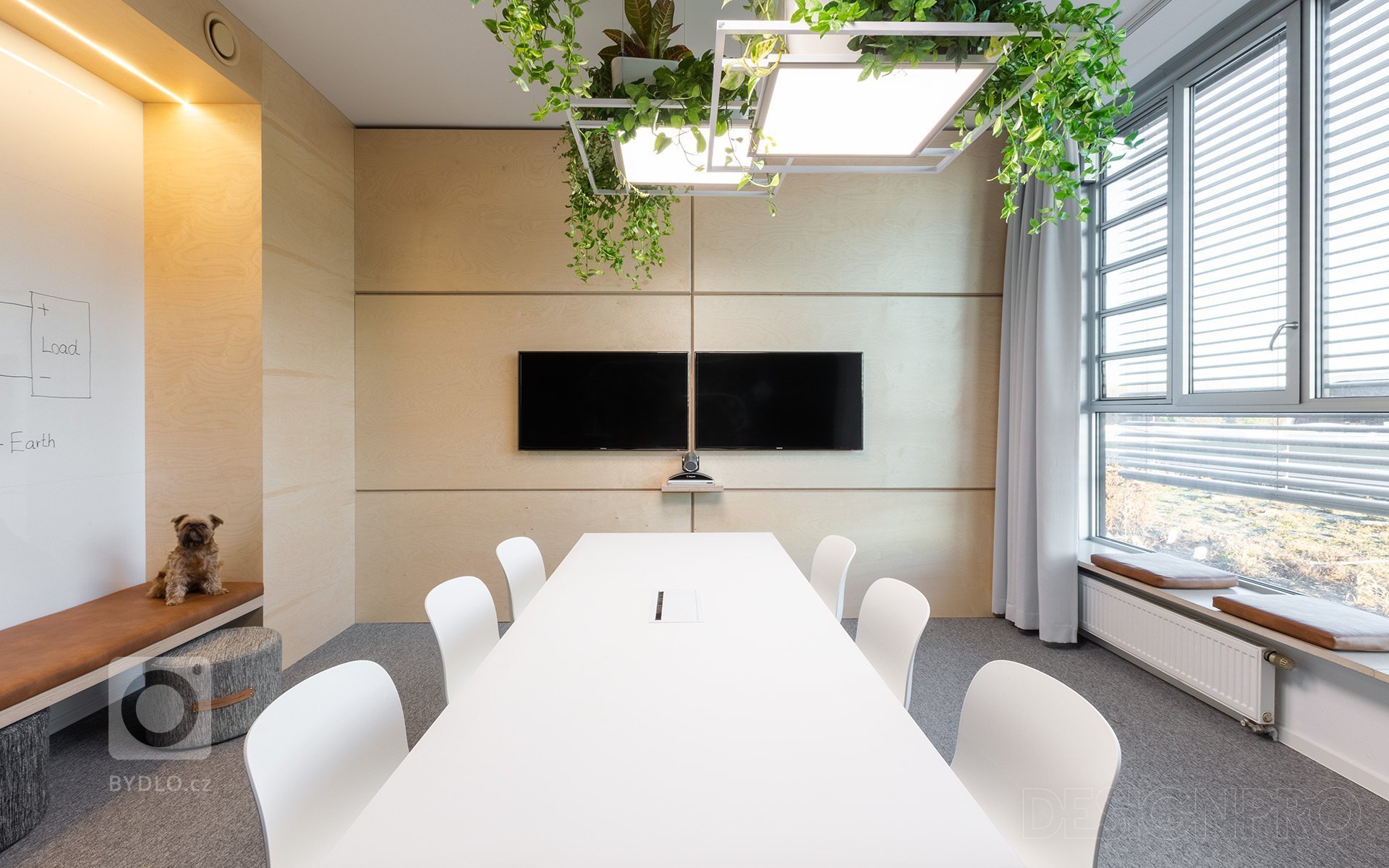 Návrh zasedací místnosti pro společnost Puls v Chomutově. Fádní patnáct let starou místnost bez identity jsme měli za úkol modernizovat.

Malou zasedací…