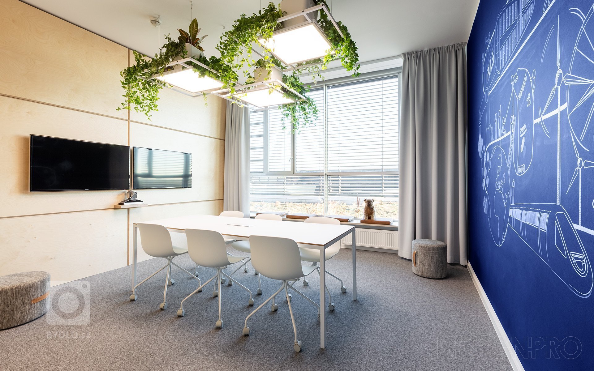 Návrh zasedací místnosti pro společnost Puls v Chomutově. Fádní patnáct let starou místnost bez identity jsme měli za úkol modernizovat.

Malou zasedací…