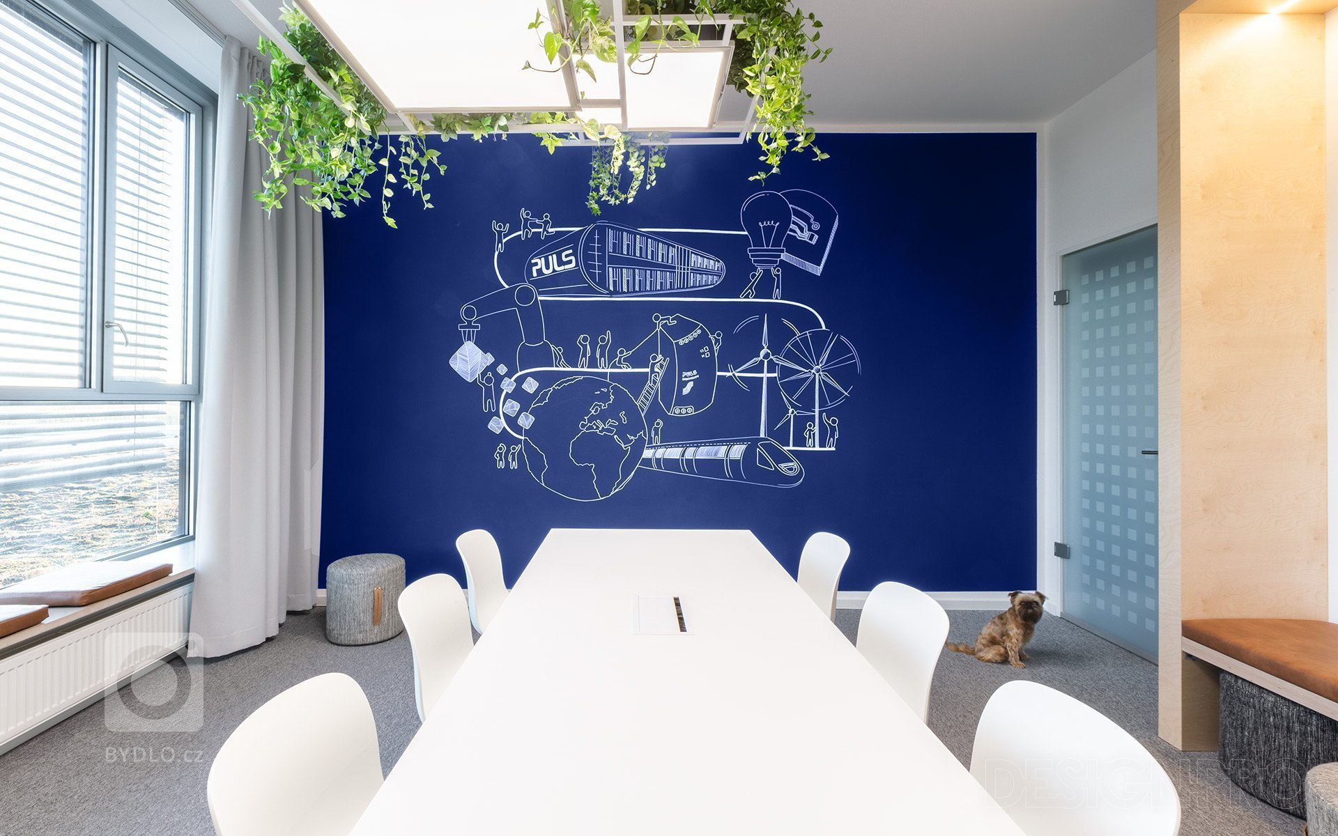 Návrh zasedací místnosti pro společnost Puls v Chomutově. Fádní patnáct let starou místnost bez identity jsme měli za úkol modernizovat.

Malou zasedací…