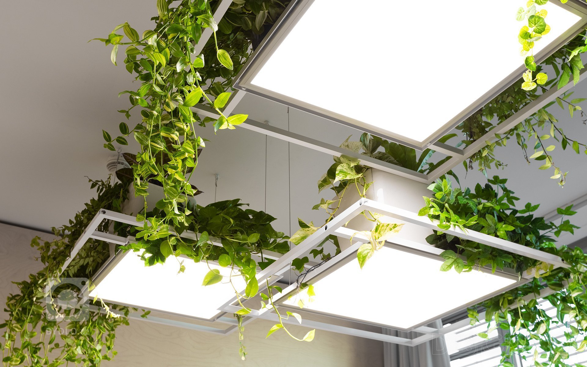 Návrh zasedací místnosti pro společnost Puls v Chomutově. Fádní patnáct let starou místnost bez identity jsme měli za úkol modernizovat.

Malou zasedací…