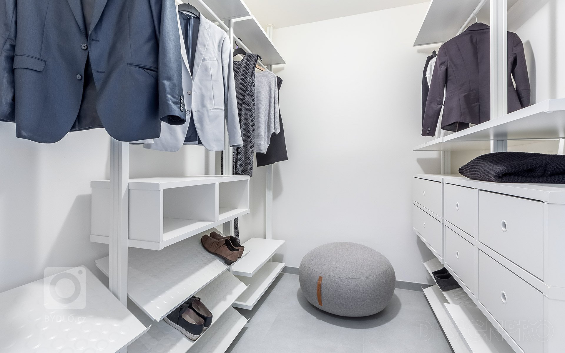 Ze starého špatně dispozičně řešeného 2+1 jsme udělali byt 2+kk se samostatnou šatnou pro dva mladé lidi. Hlavní předností kompletní cenově dostupné…