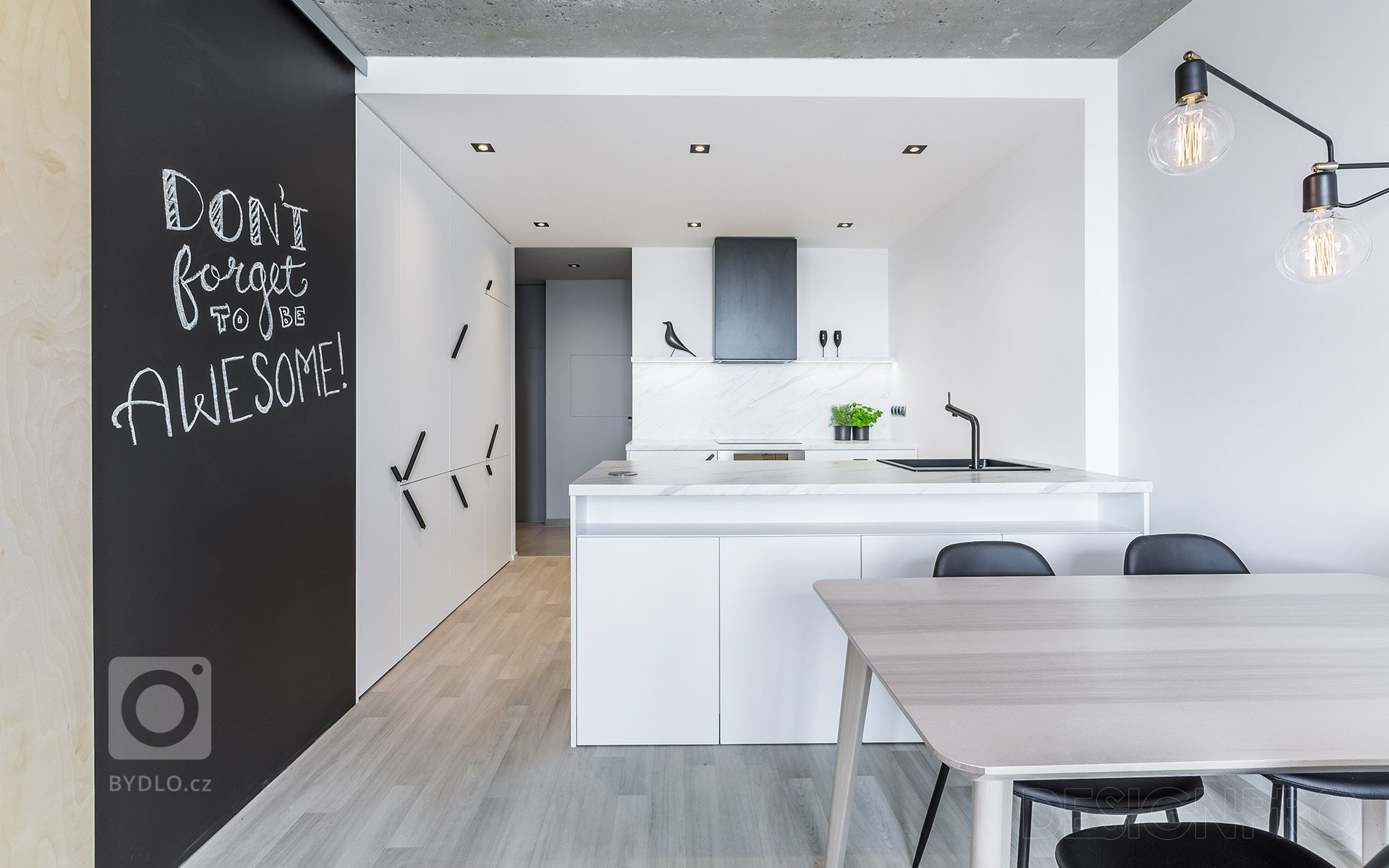 Ze starého špatně dispozičně řešeného 2+1 jsme udělali byt 2+kk se samostatnou šatnou pro dva mladé lidi. Hlavní předností kompletní cenově dostupné…