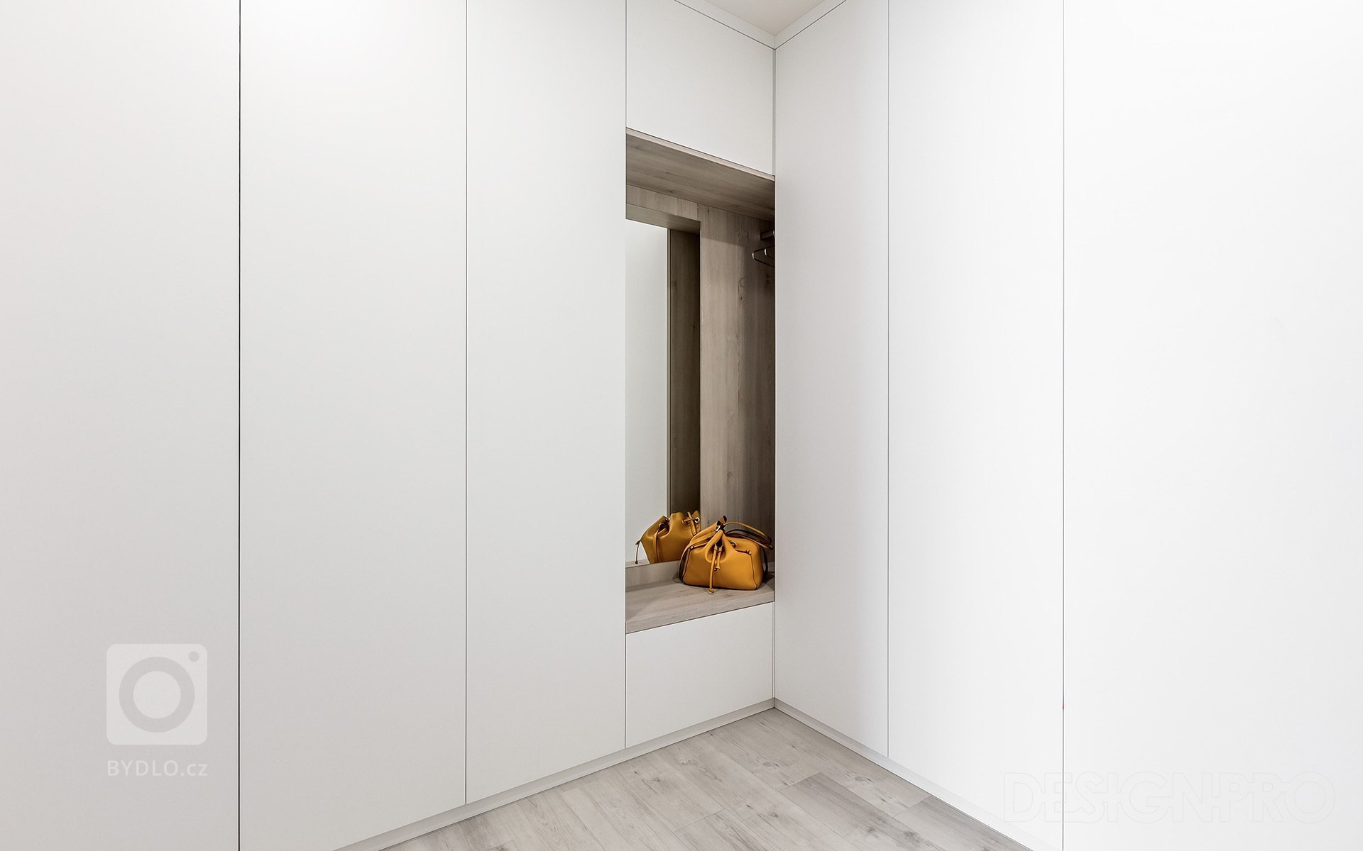 Navrhli jsme interiér v novostavbě rodinného domu v malebné obci Čakovičky ve Středočeském kraji. Jednopodlažní dům má velkou zahradu s terasou a bazénem.&nbsp…