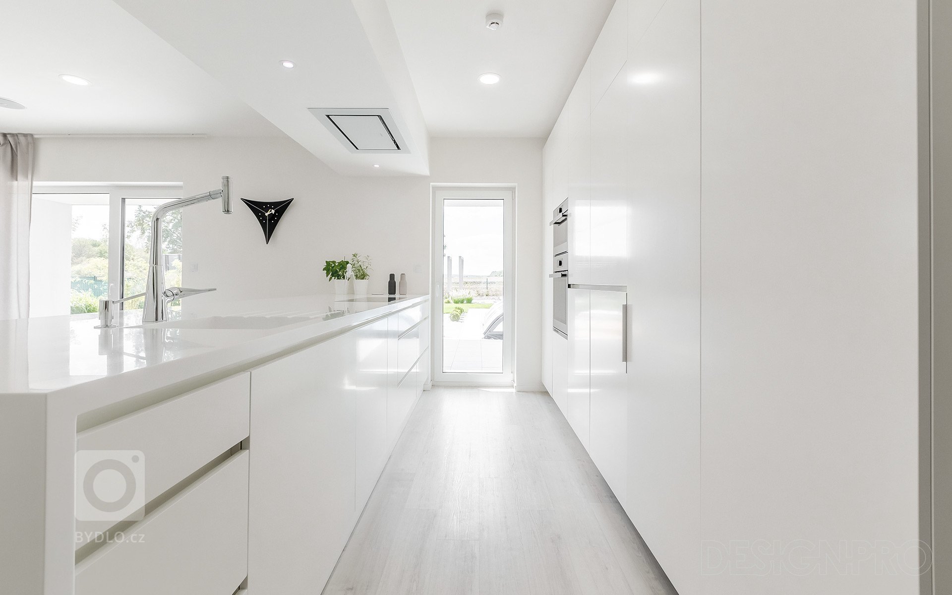 Navrhli jsme interiér v novostavbě rodinného domu v malebné obci Čakovičky ve Středočeském kraji. Jednopodlažní dům má velkou zahradu s terasou a bazénem.&nbsp…