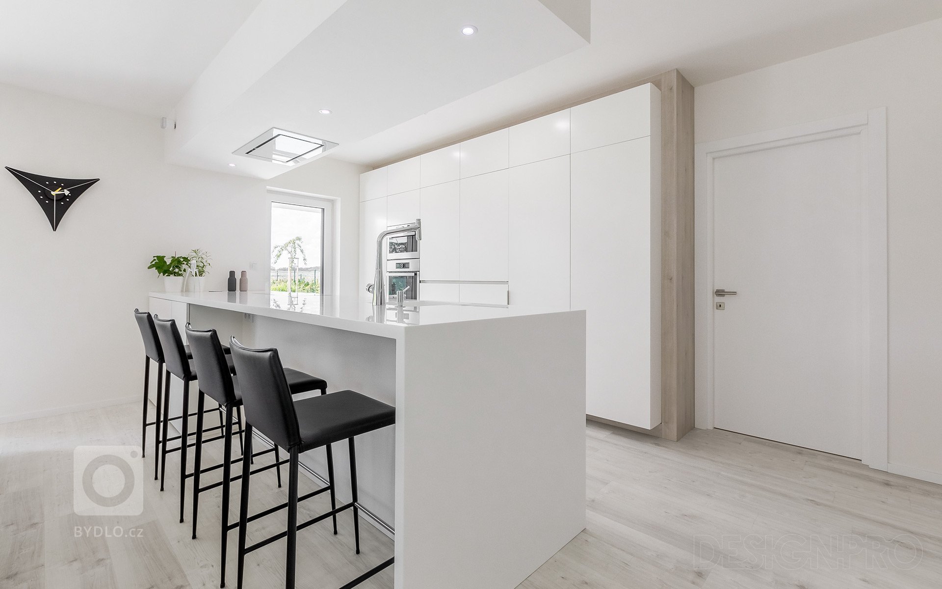 Navrhli jsme interiér v novostavbě rodinného domu v malebné obci Čakovičky ve Středočeském kraji. Jednopodlažní dům má velkou zahradu s terasou a bazénem.&nbsp…