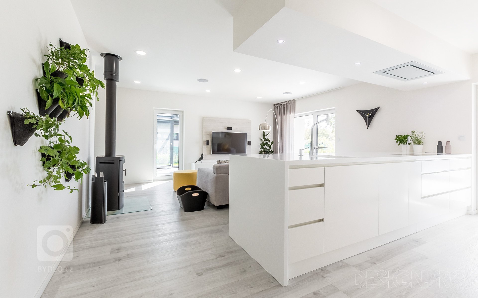 Navrhli jsme interiér v novostavbě rodinného domu v malebné obci Čakovičky ve Středočeském kraji. Jednopodlažní dům má velkou zahradu s terasou a bazénem.&nbsp…