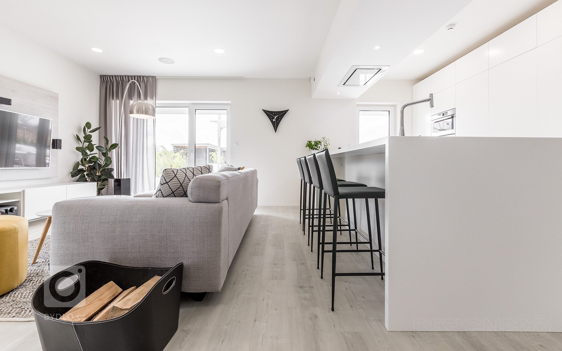 Navrhli jsme interiér v novostavbě rodinného domu v malebné obci Čakovičky ve Středočeském kraji. Jednopodlažní dům má velkou zahradu s terasou a bazénem.&nbsp…